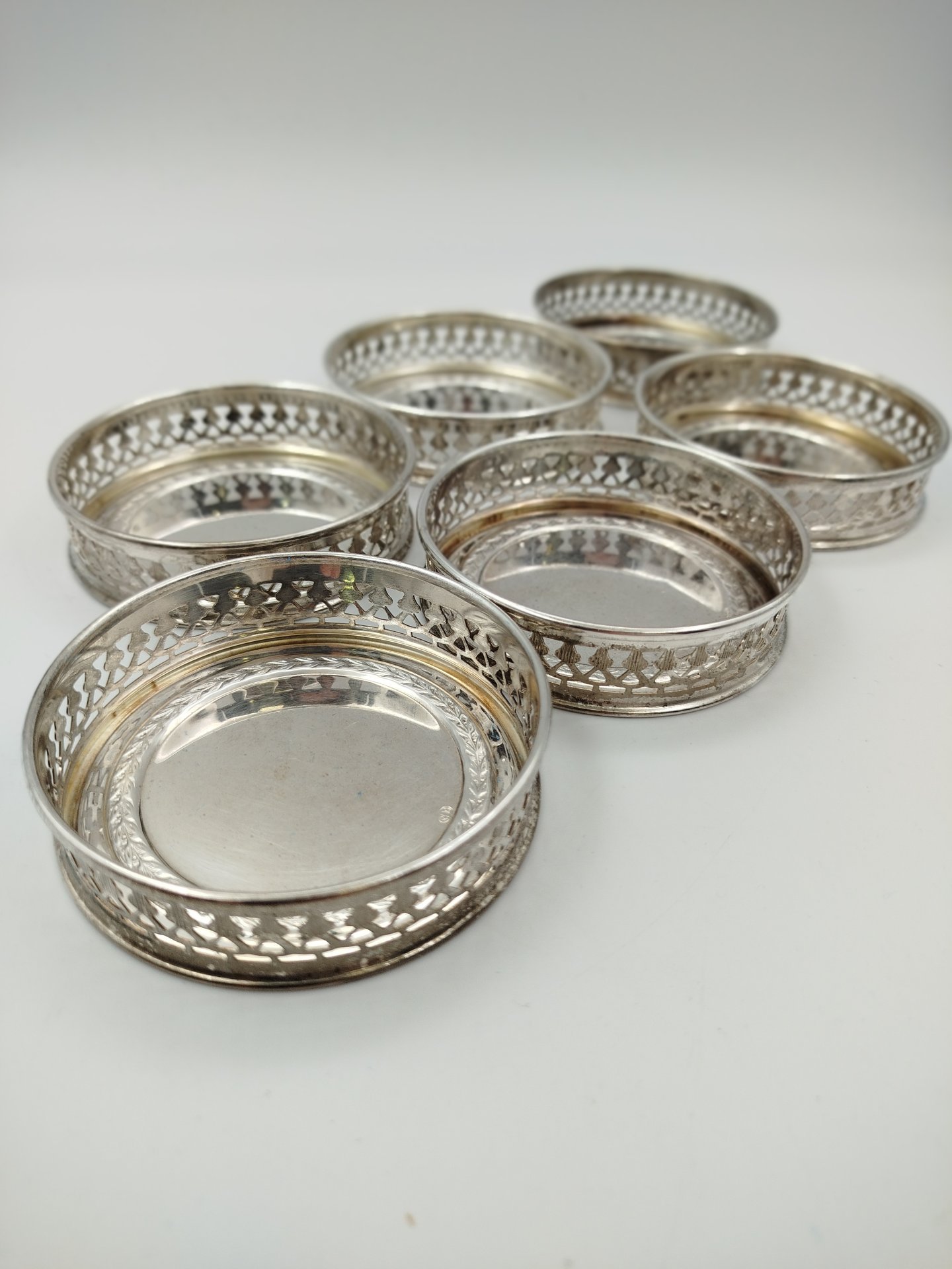 Набор из семи подставок с прорезными бортиками (одна большая и шесть малых)