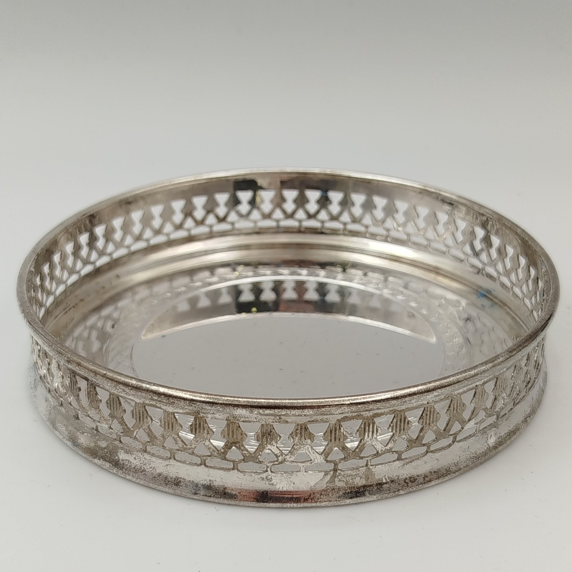 Набор из семи подставок с прорезными бортиками (одна большая и шесть малых)