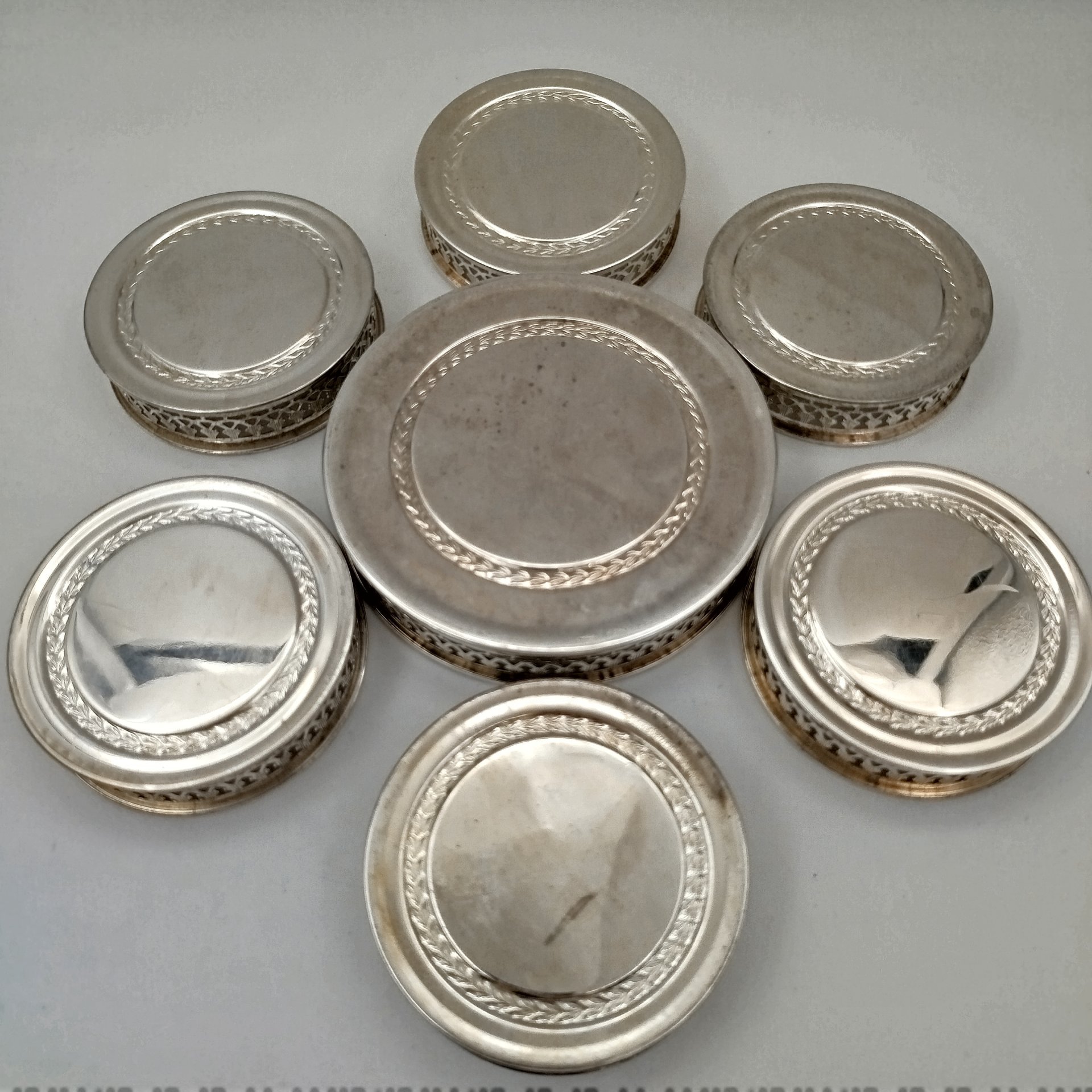 Набор из семи подставок с прорезными бортиками (одна большая и шесть малых)