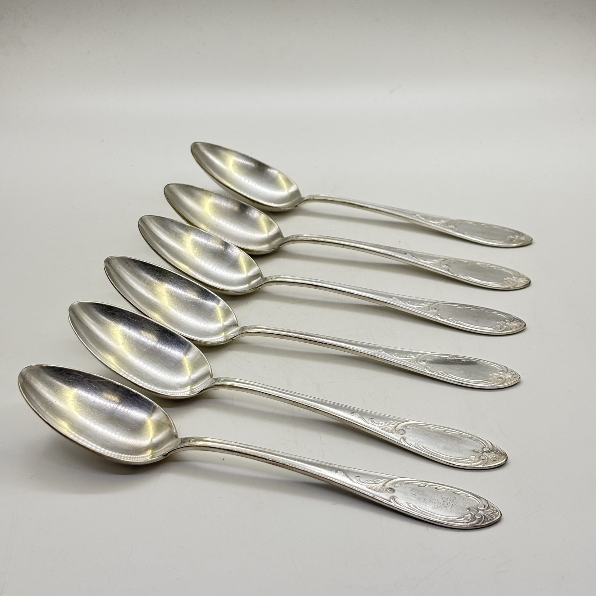 Набор из 6-ти столовых ложек, украшенных растительным декором, мельхиор (медь-никель), Артель «Промтехсвязь», СССР, 1947-1950 гг.