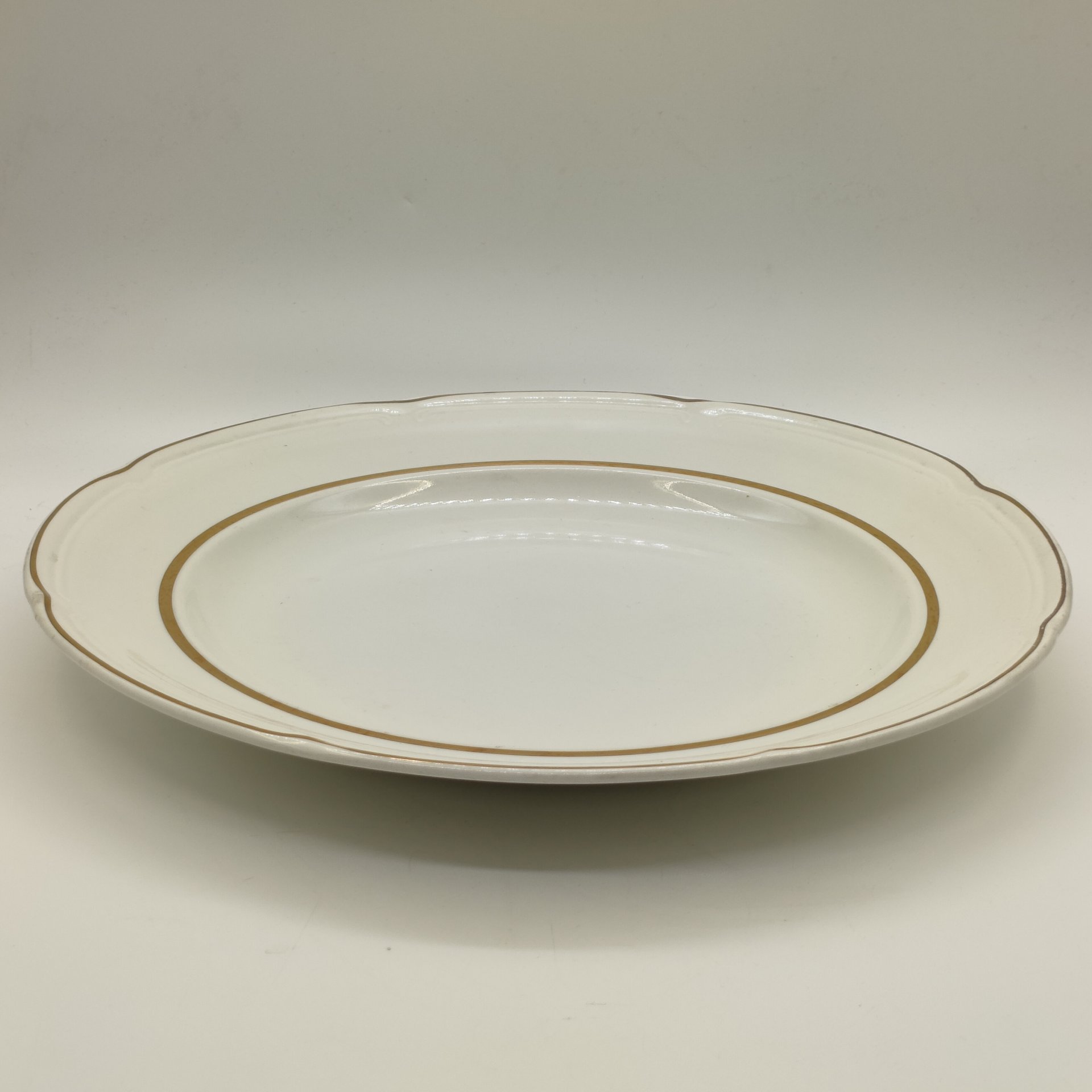 Большое сервировочное блюдо круглой формы