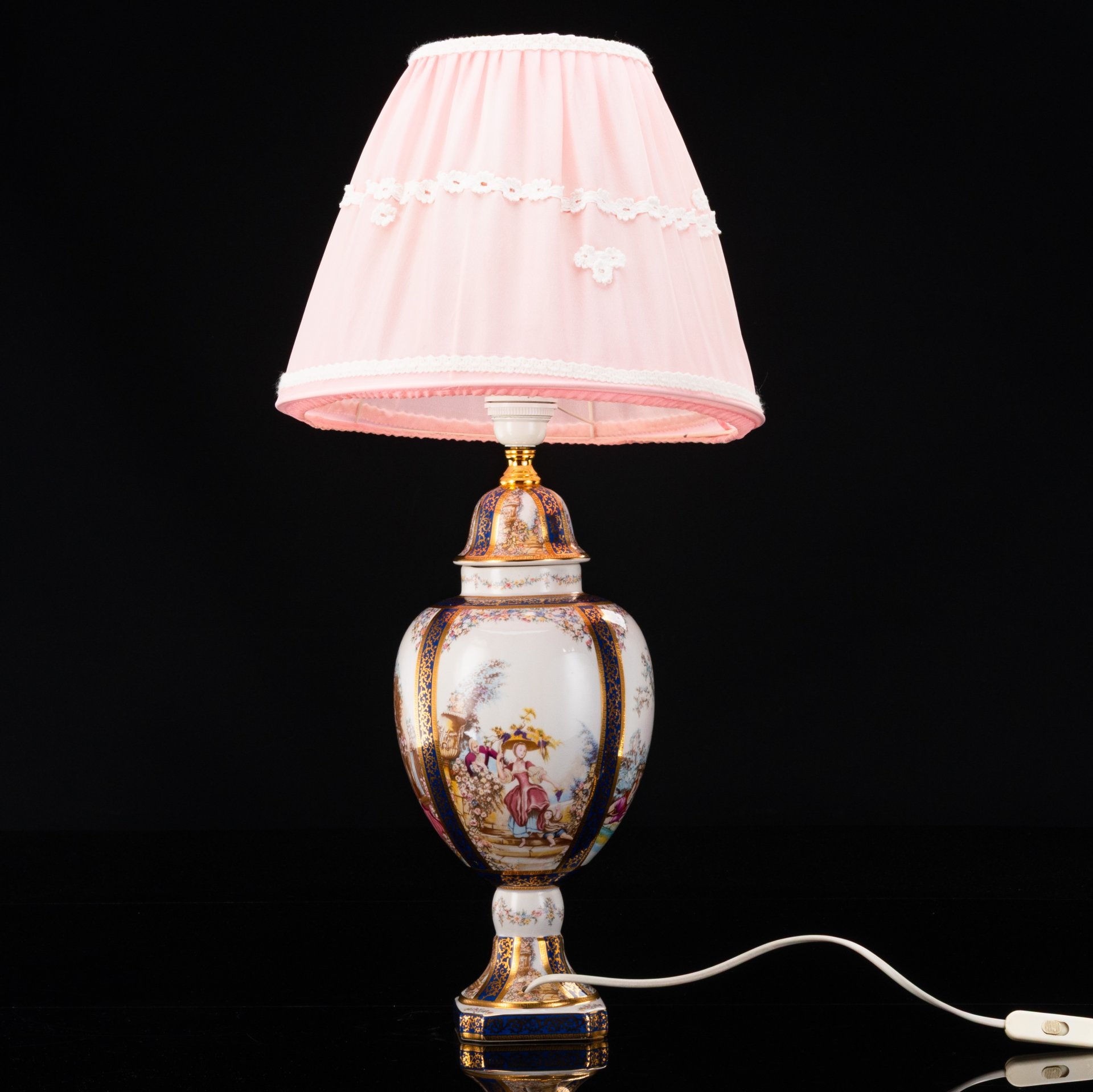 Лампа настольная с декором в виде галантных сцен в стиле неорококо, "Mahoona Lighting", фарфор, печать, золочение, металл, ткань, пластик, Ирландия, 1990-2015 гг.