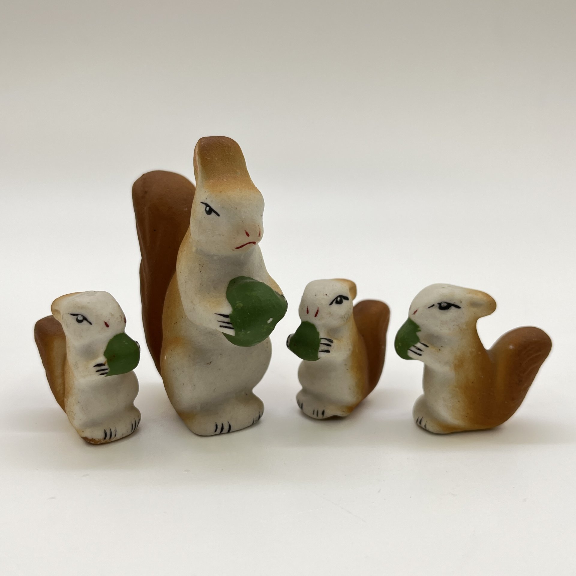Набор статуэток "Белочка с бельчатами" из серии "Звери наших лесов" (4 шт.), бисквит, роспись, Турыгинский фарфоровый завод артели «Художественная керамика» (Гжель), СССР, 1950-1960 гг.