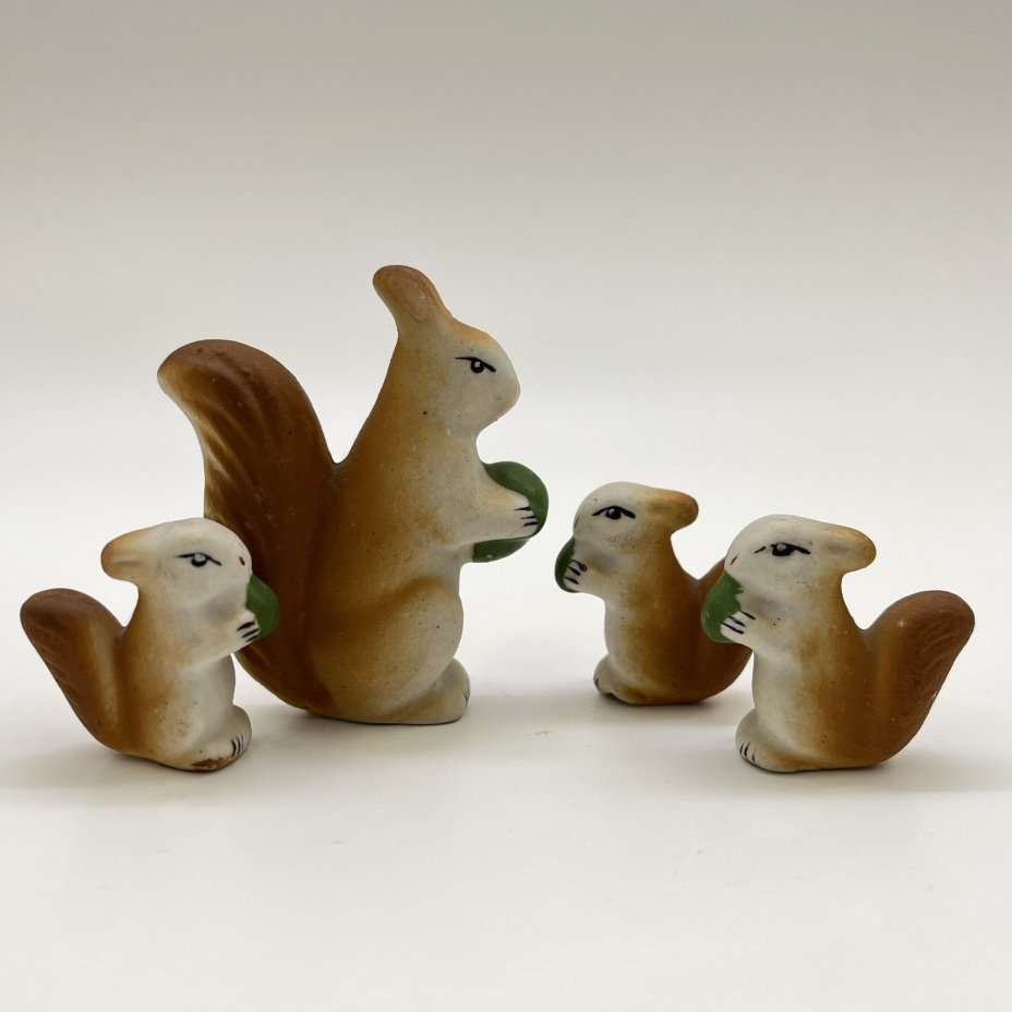 Набор статуэток "Белочка с бельчатами" из серии "Звери наших лесов" (4 шт.), бисквит, роспись, Турыгинский фарфоровый завод артели «Художественная керамика» (Гжель), СССР, 1950-1960 гг.