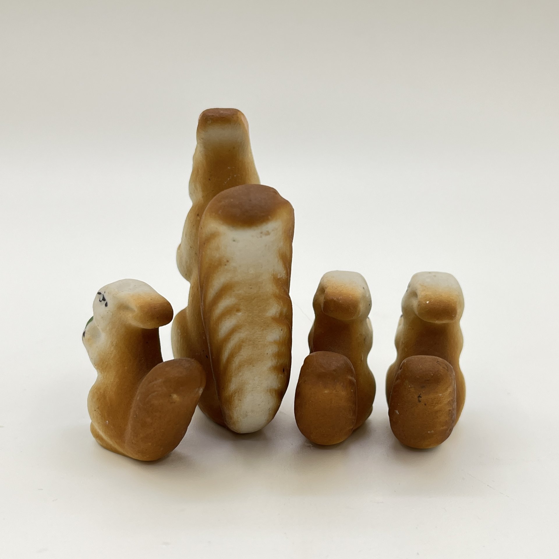 Набор статуэток "Белочка с бельчатами" из серии "Звери наших лесов" (4 шт.), бисквит, роспись, Турыгинский фарфоровый завод артели «Художественная керамика» (Гжель), СССР, 1950-1960 гг.