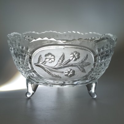 Ваза (конфетница) на трех ножках, украшенная рельефным цветочным декором, стекло, пресс, матирование, СССР, 1970-1990 гг.