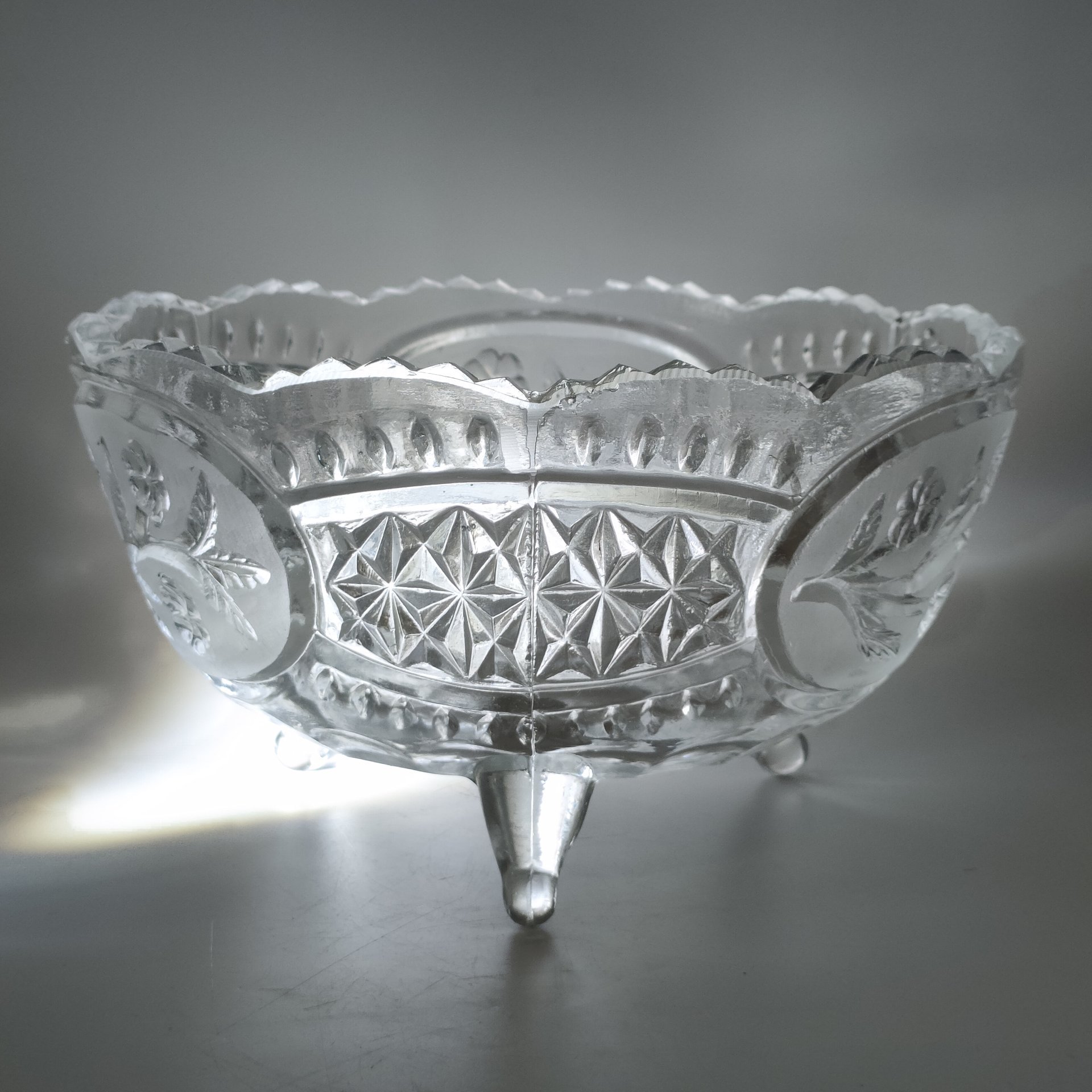 Ваза (конфетница) на трех ножках, украшенная рельефным цветочным декором, стекло, пресс, матирование, СССР, 1970-1990 гг.