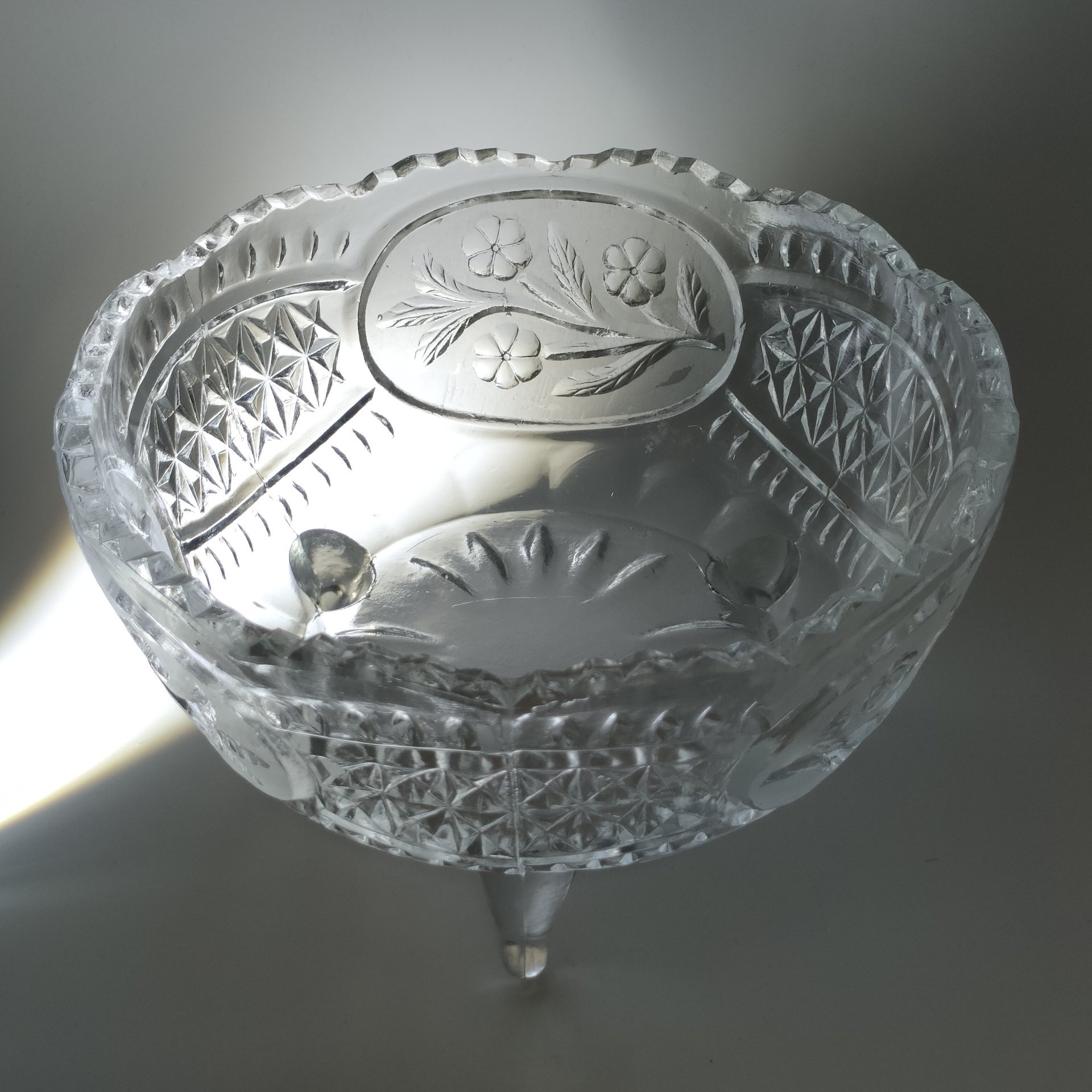 Ваза (конфетница) на трех ножках, украшенная рельефным цветочным декором, стекло, пресс, матирование, СССР, 1970-1990 гг.