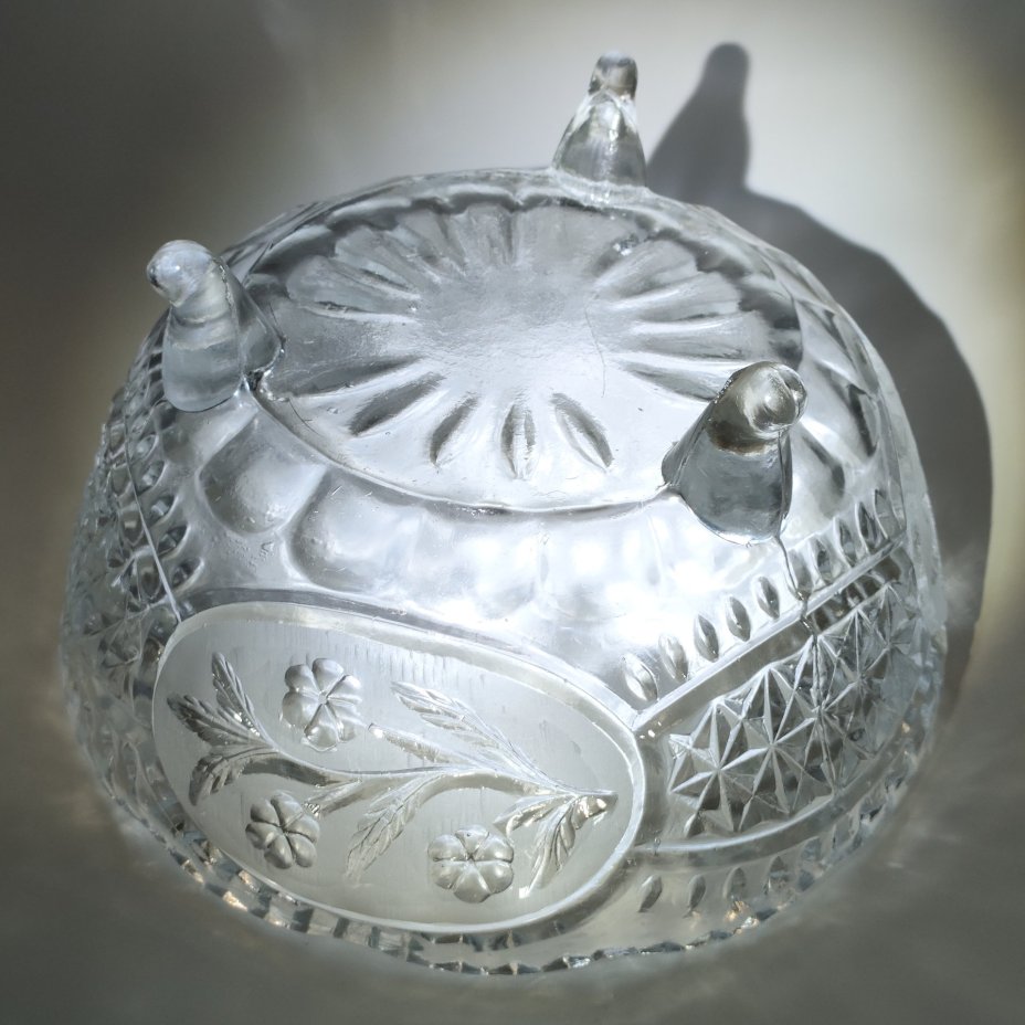 Ваза (конфетница) на трех ножках, украшенная рельефным цветочным декором