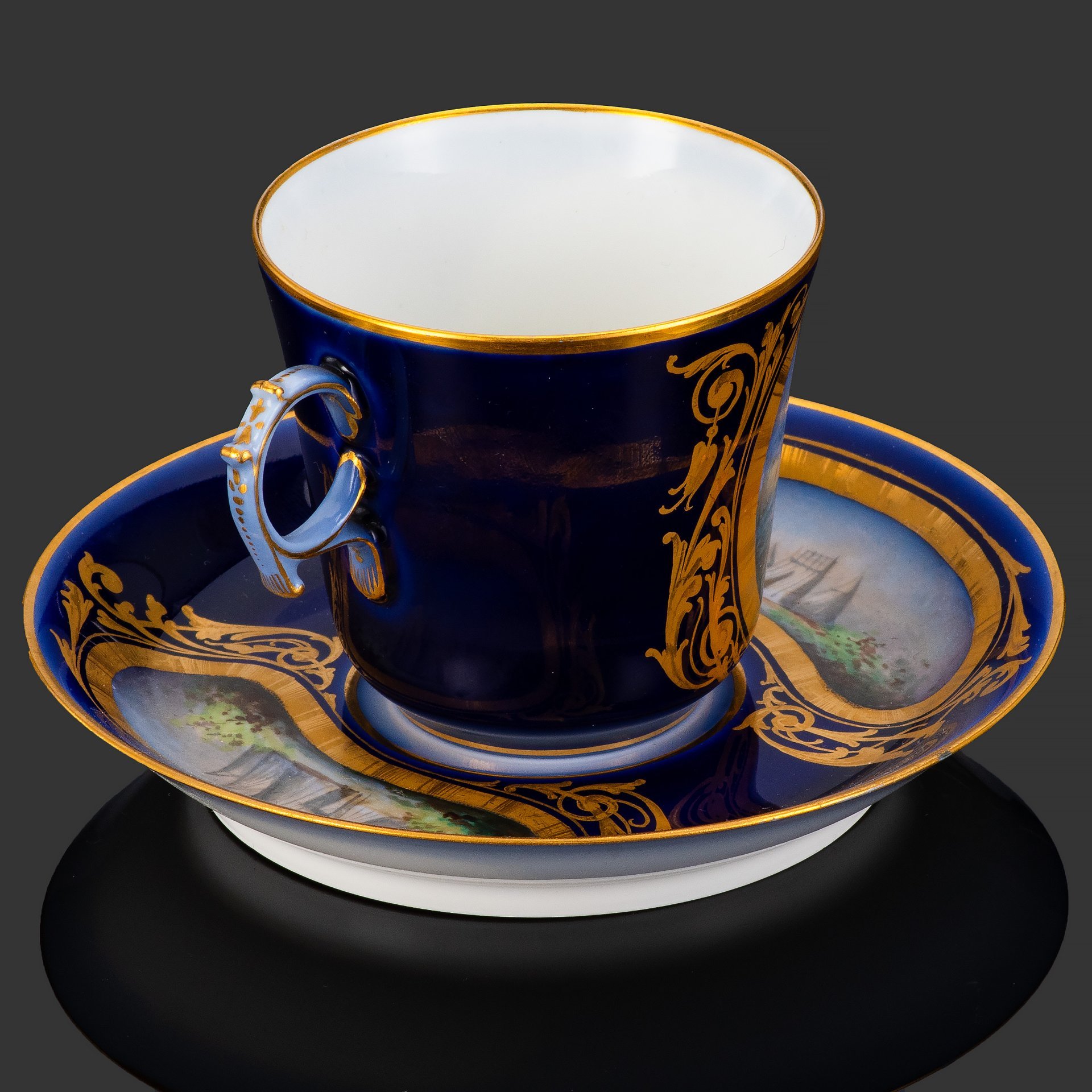 Пара кофейная с батальным сюжетом "Переправа через Рейн. Passage du Rhin" (выполнена для дворца Тюильри "Chateau des Tuileries"), фарфор, крытье кобальтом, золочение, цировка, роспись, Севрская фарфоровая мануфактура (Sevres), Франция, 1844 г.