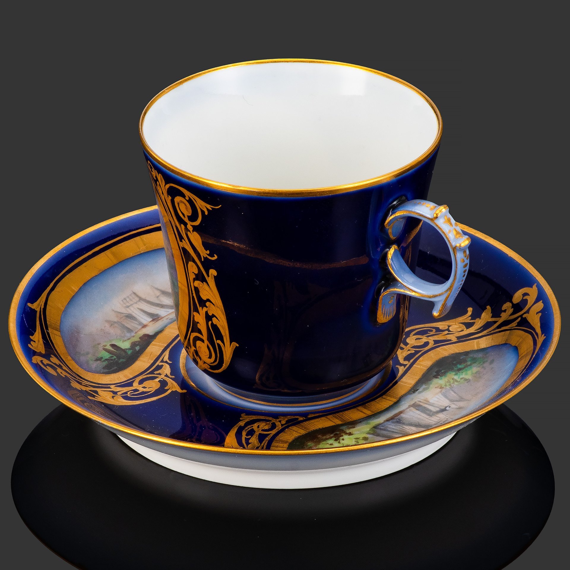 Пара кофейная с батальным сюжетом "Переправа через Рейн. Passage du Rhin" (выполнена для дворца Тюильри "Chateau des Tuileries"), фарфор, крытье кобальтом, золочение, цировка, роспись, Севрская фарфоровая мануфактура (Sevres), Франция, 1844 г.