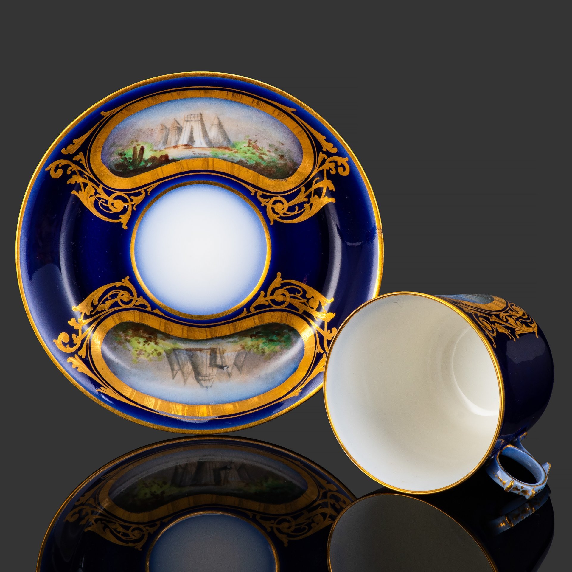 Пара кофейная с батальным сюжетом "Переправа через Рейн. Passage du Rhin" (выполнена для дворца Тюильри "Chateau des Tuileries"), фарфор, крытье кобальтом, золочение, цировка, роспись, Севрская фарфоровая мануфактура (Sevres), Франция, 1844 г.