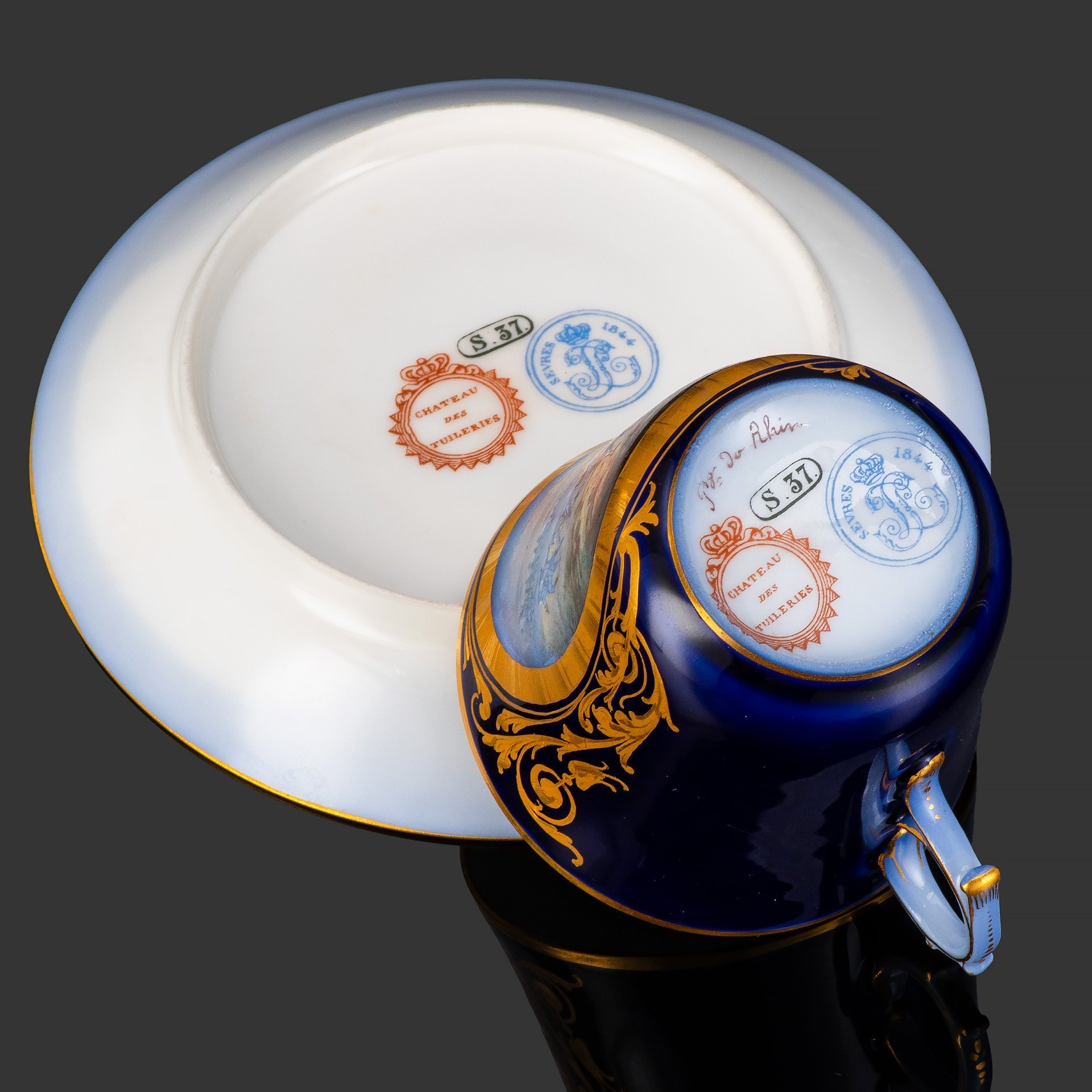 Пара кофейная с батальным сюжетом "Переправа через Рейн. Passage du Rhin" (выполнена для дворца Тюильри "Chateau des Tuileries"), фарфор, крытье кобальтом, золочение, цировка, роспись, Севрская фарфоровая мануфактура (Sevres), Франция, 1844 г.