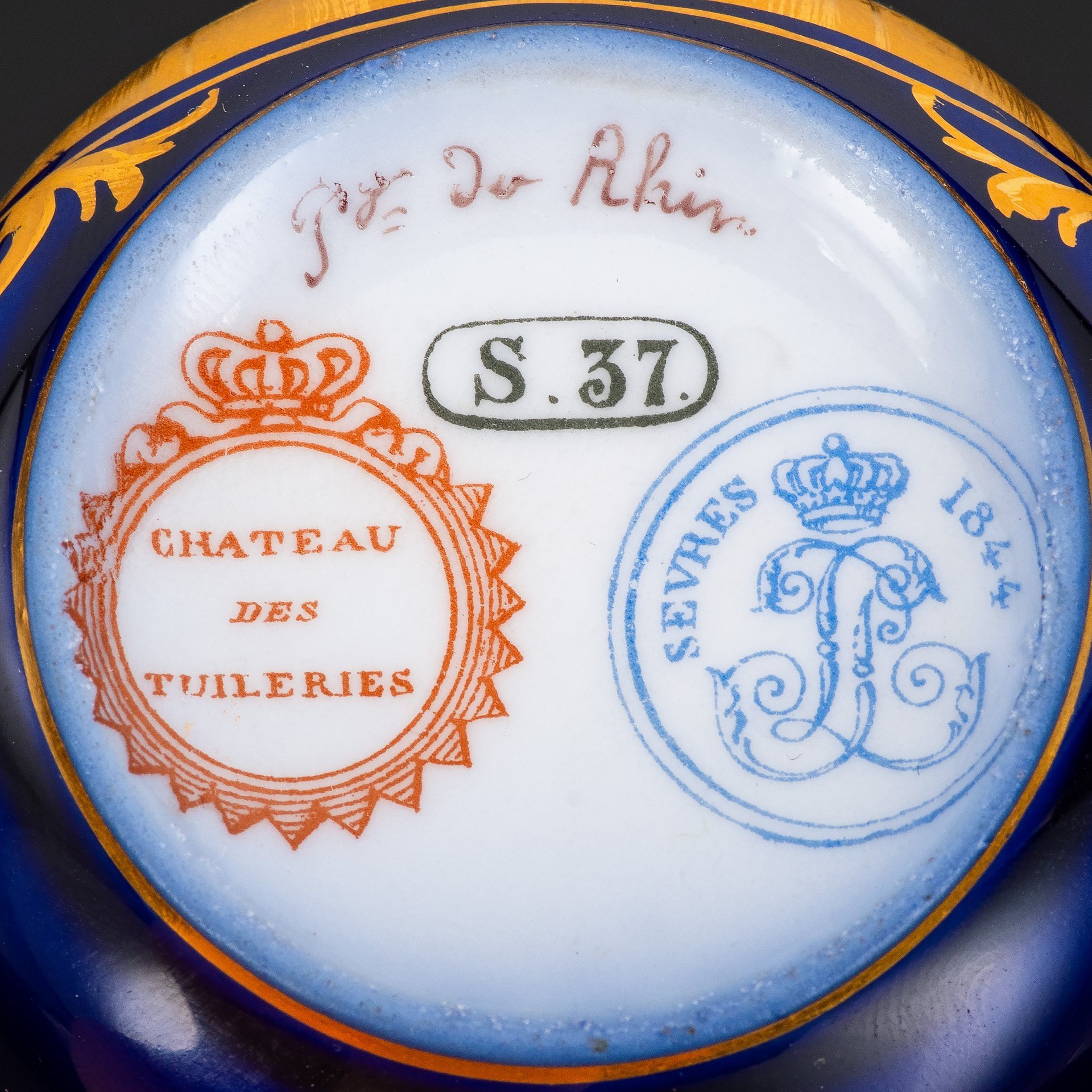 Пара кофейная с батальным сюжетом "Переправа через Рейн. Passage du Rhin" (выполнена для дворца Тюильри "Chateau des Tuileries"), фарфор, крытье кобальтом, золочение, цировка, роспись, Севрская фарфоровая мануфактура (Sevres), Франция, 1844 г.