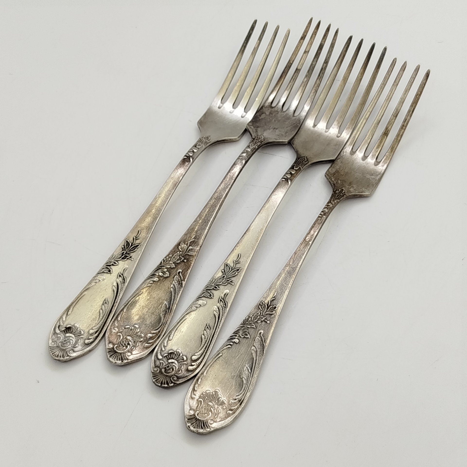 Набор из 4-х столовых вилок, украшенных растительным декором