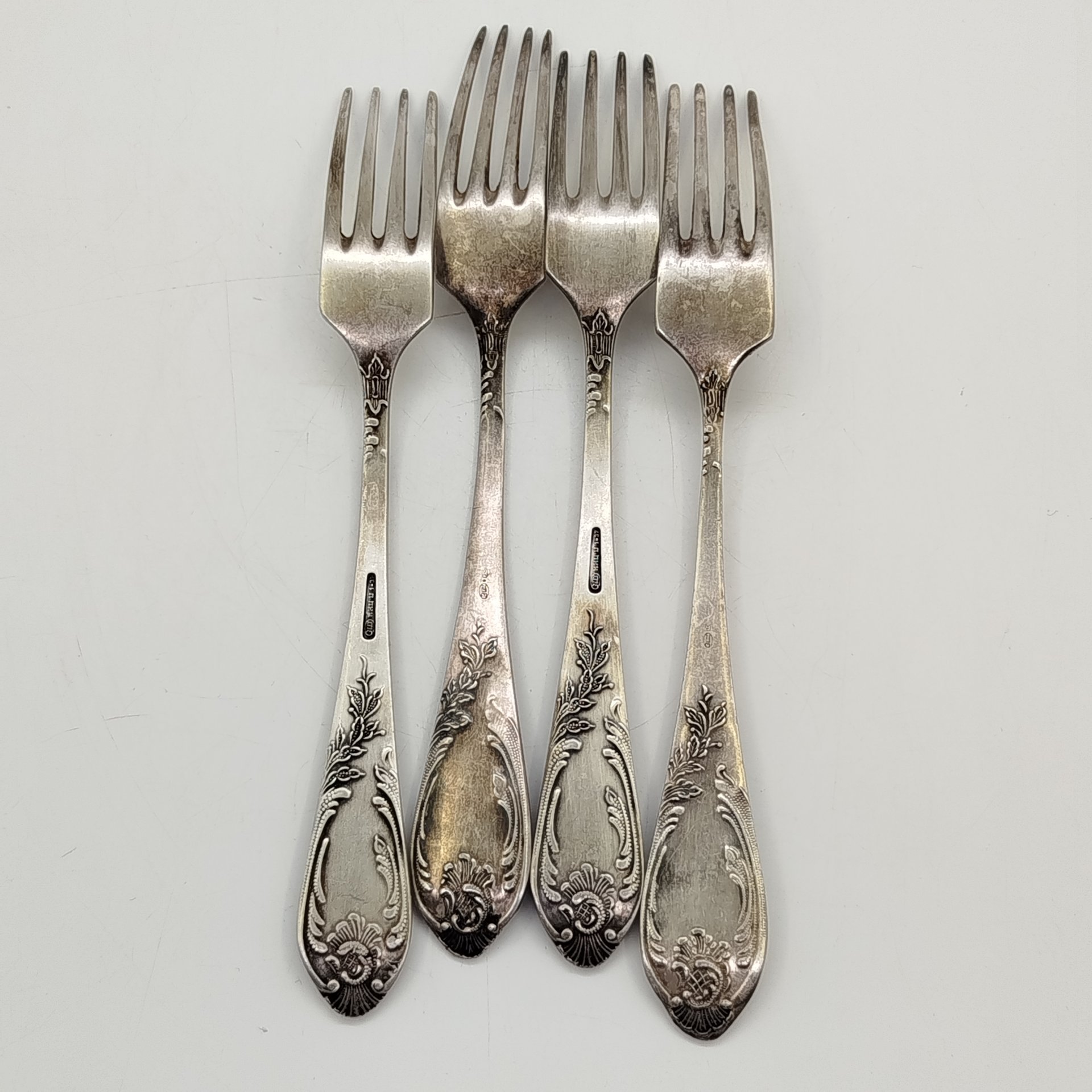 Набор из 4-х столовых вилок, украшенных растительным декором