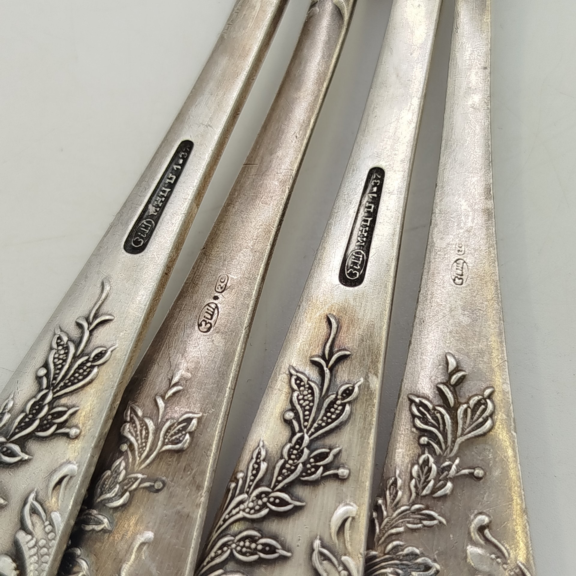 Набор из 4-х столовых вилок, украшенных растительным декором