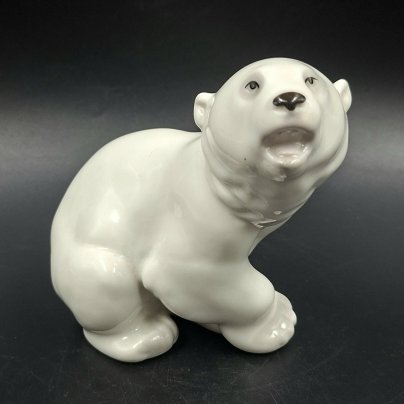 Статуэтка "Белый медведь", автор Б.Я. Воробьев, фарфор, роспись, Ленинградский фарфоровый завод (ЛФЗ), Россия, 1970-1990 гг.