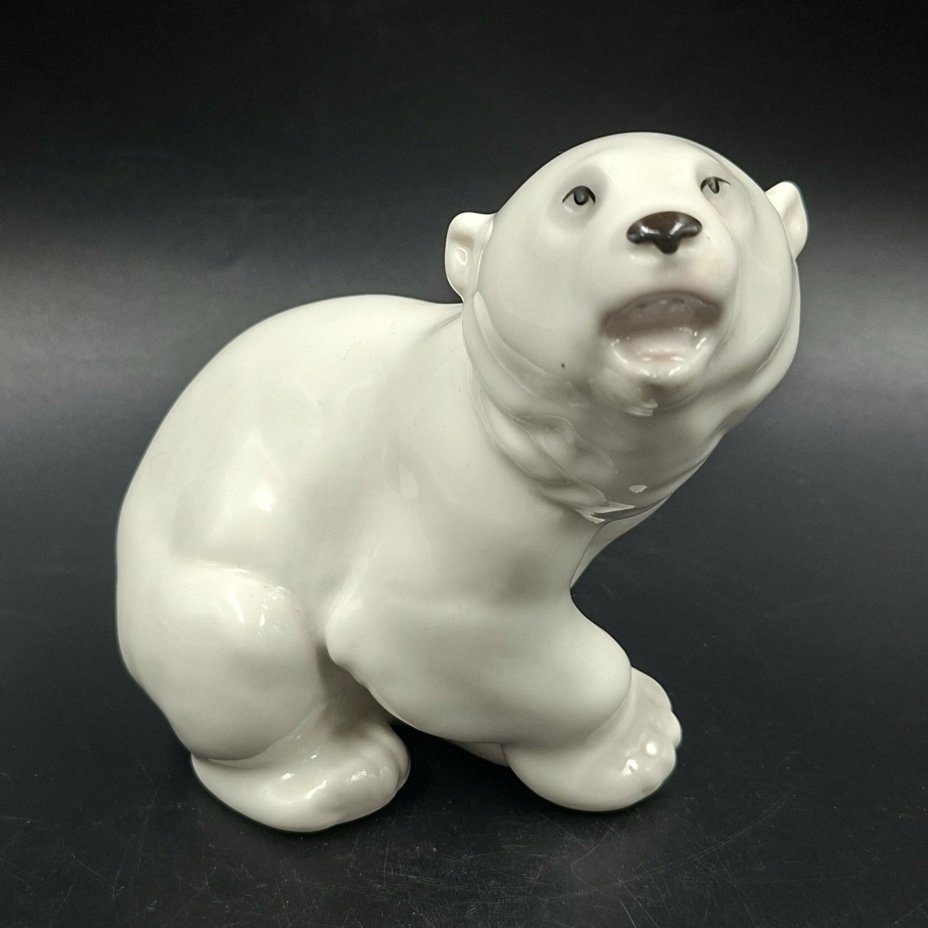 Статуэтка "Белый медведь", автор Б.Я. Воробьев, фарфор, роспись, Ленинградский фарфоровый завод (ЛФЗ), Россия, 1970-1990 гг.