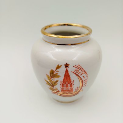 Ваза агитационная "40 лет Октября", украшенная изображением серпа и молота и башни Кремля в венке, фарфор, деколь, золочение, Дмитровский фарфоровый завод (ДФЗ Вербилки), СССР, 1957-1960 гг.