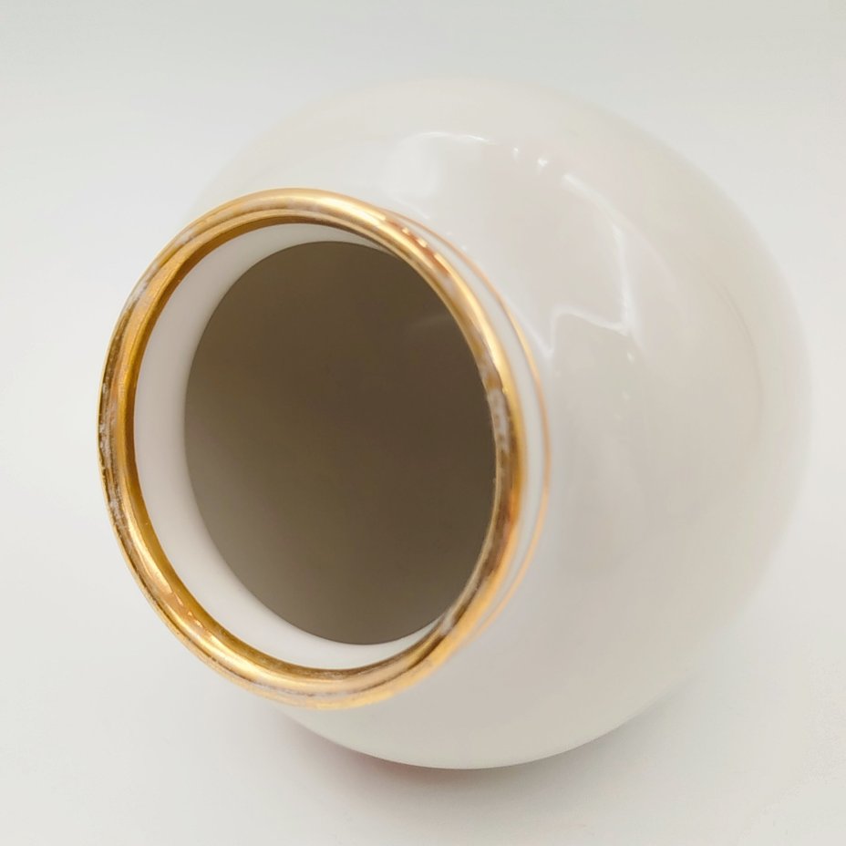 Ваза агитационная "40 лет Октября", украшенная изображением серпа и молота и башни Кремля в венке