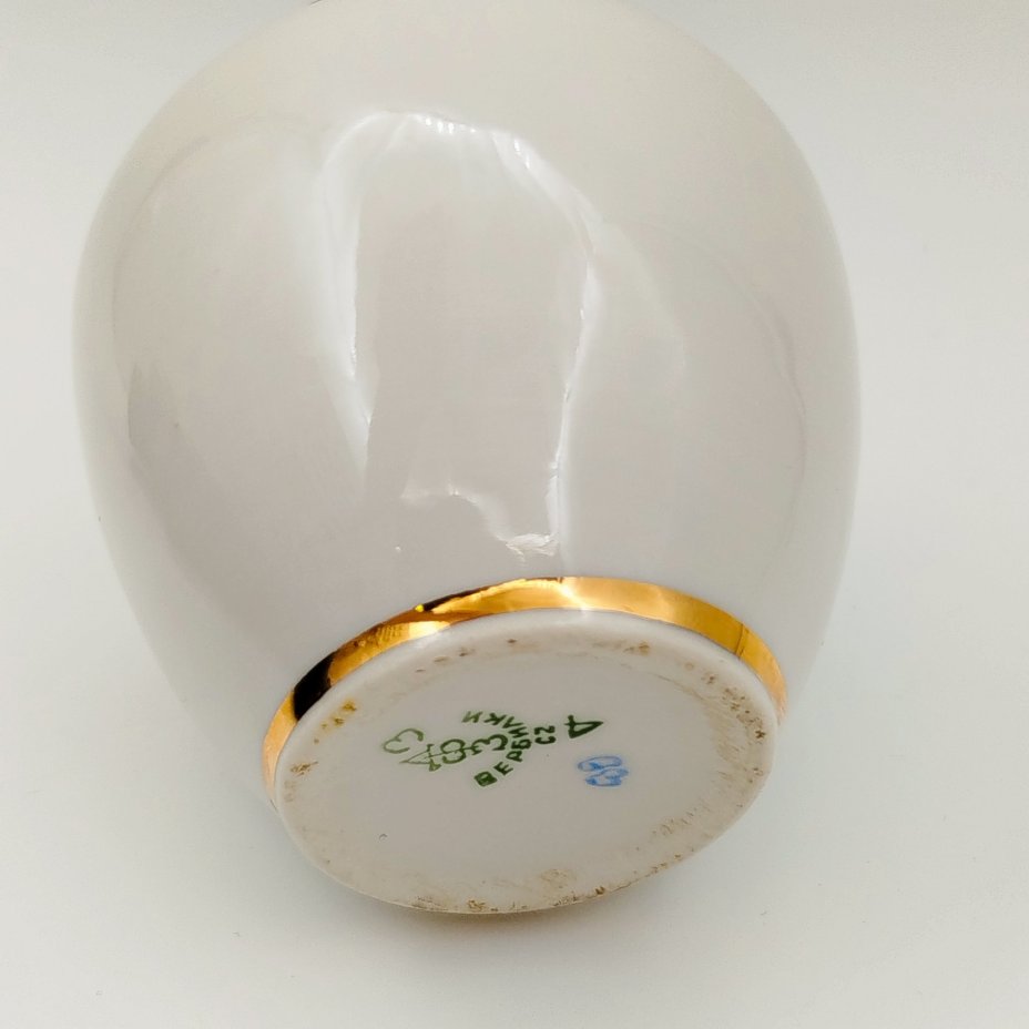 Ваза агитационная "40 лет Октября", украшенная изображением серпа и молота и башни Кремля в венке