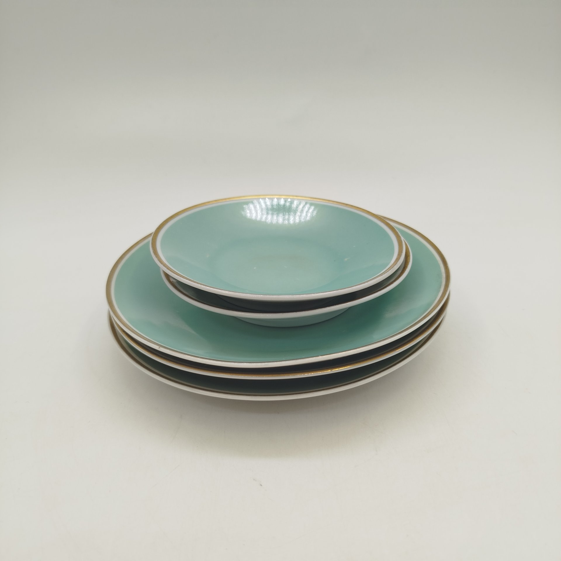 Набор из трех блюдец и двух розеток, фарфор, крытье, золочение, Lichte Porzellan (Лихте), ГДР, 1966-1985 гг.