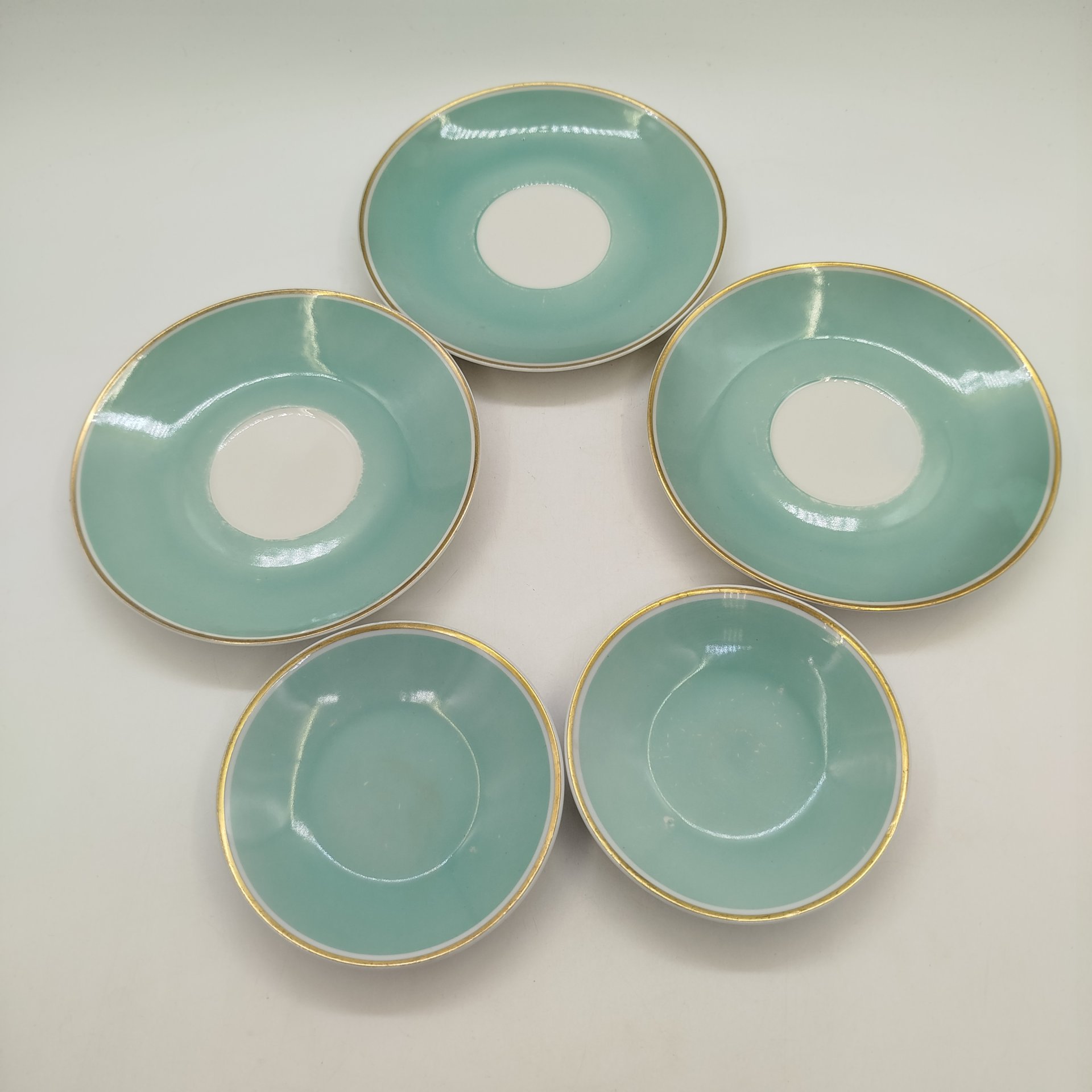 Набор из трех блюдец и двух розеток, фарфор, крытье, золочение, Lichte Porzellan (Лихте), ГДР, 1966-1985 гг.