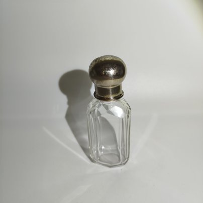 Флакон с граненым туловом и крышкой округлой формы, стекло, металл, Западная Европа, 1890-1930 гг.