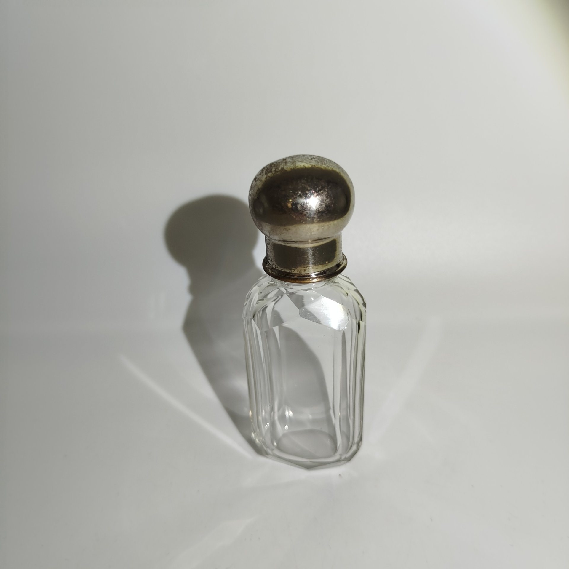 Флакон с граненым туловом и крышкой округлой формы, стекло, металл, Западная Европа, 1890-1930 гг.