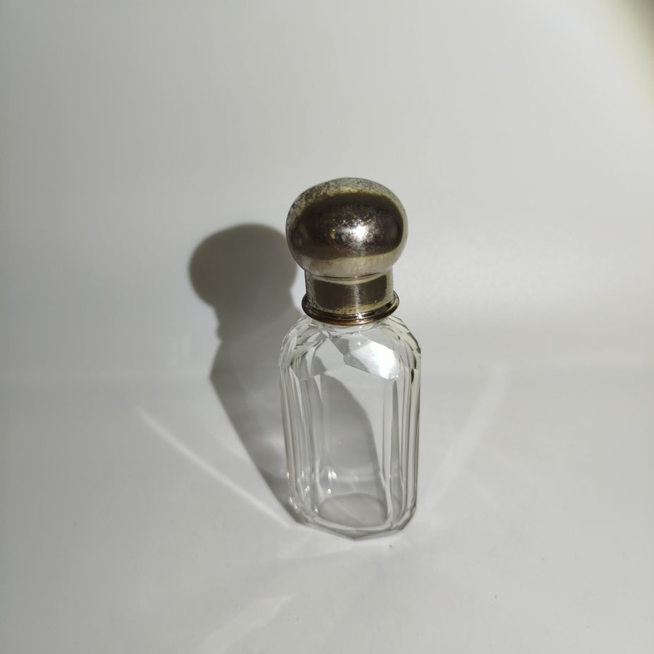 Флакон с граненым туловом и крышкой округлой формы, стекло, металл, Западная Европа, 1890-1930 гг.