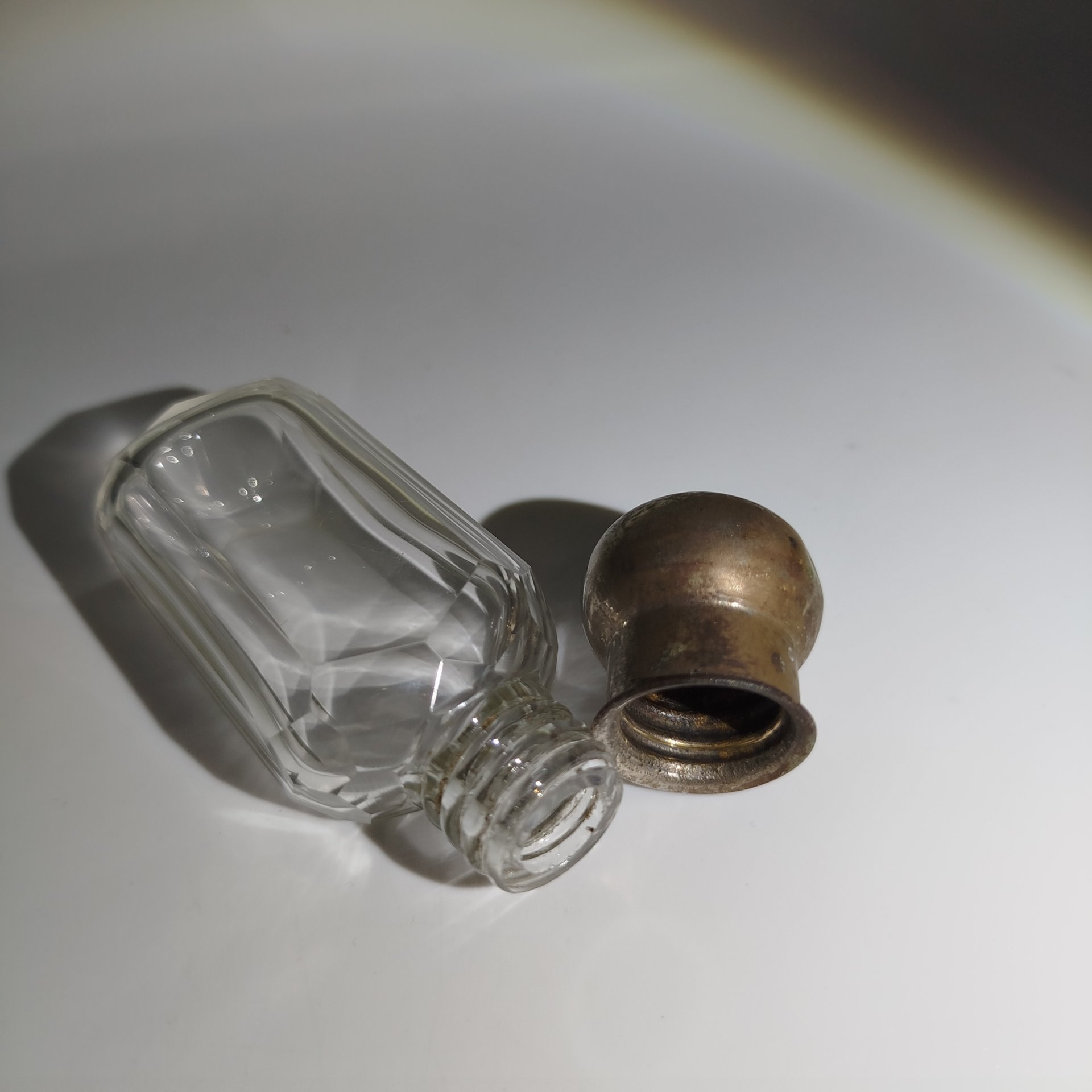 Флакон с граненым туловом и крышкой округлой формы, стекло, металл, Западная Европа, 1890-1930 гг.