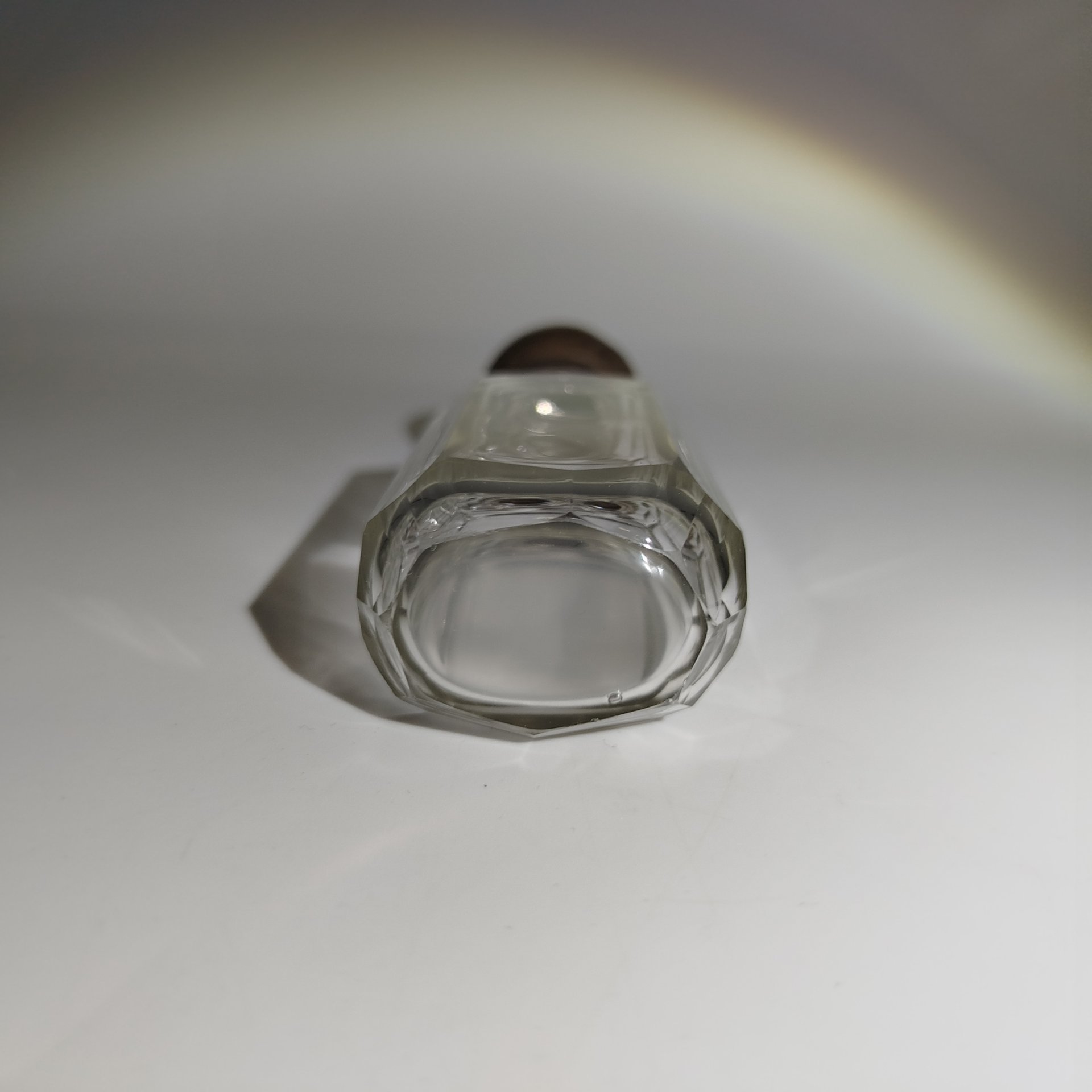 Флакон с граненым туловом и крышкой округлой формы, стекло, металл, Западная Европа, 1890-1930 гг.