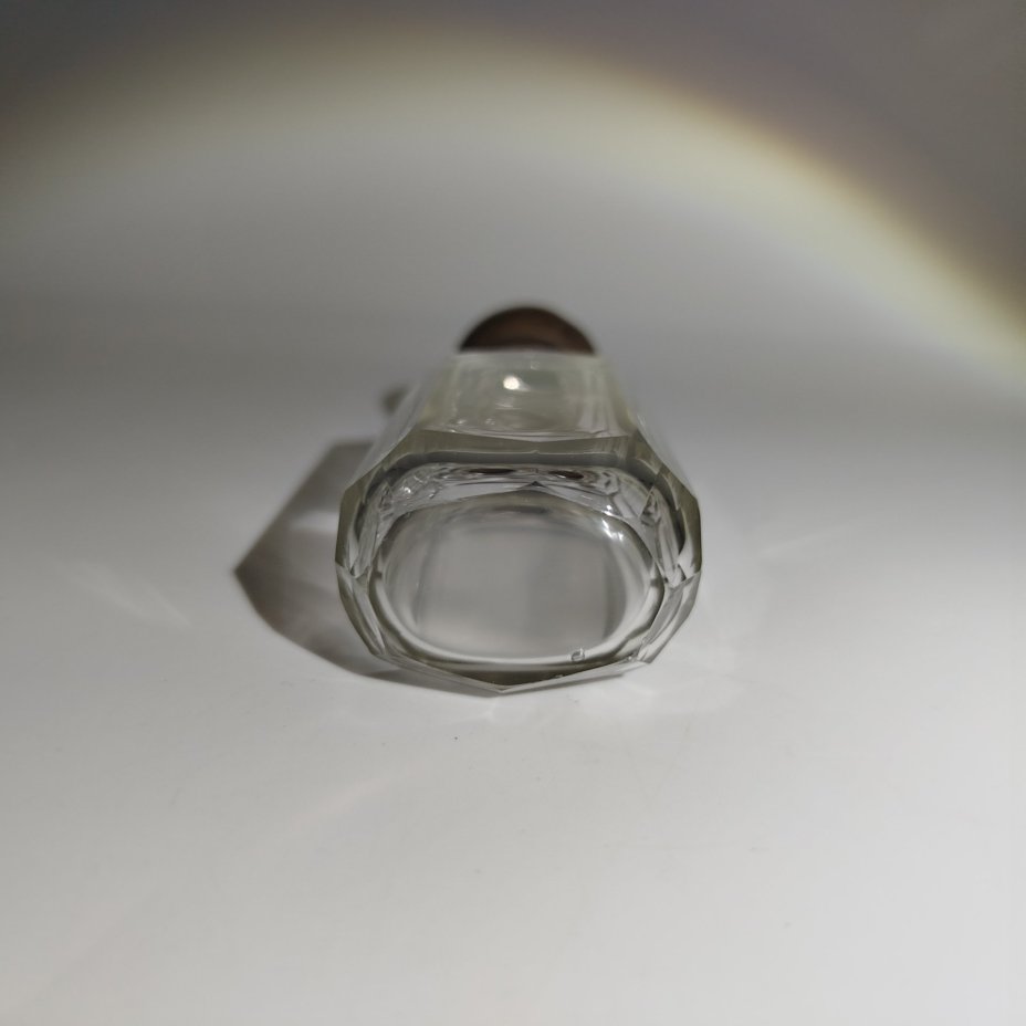 Флакон с граненым туловом и крышкой округлой формы