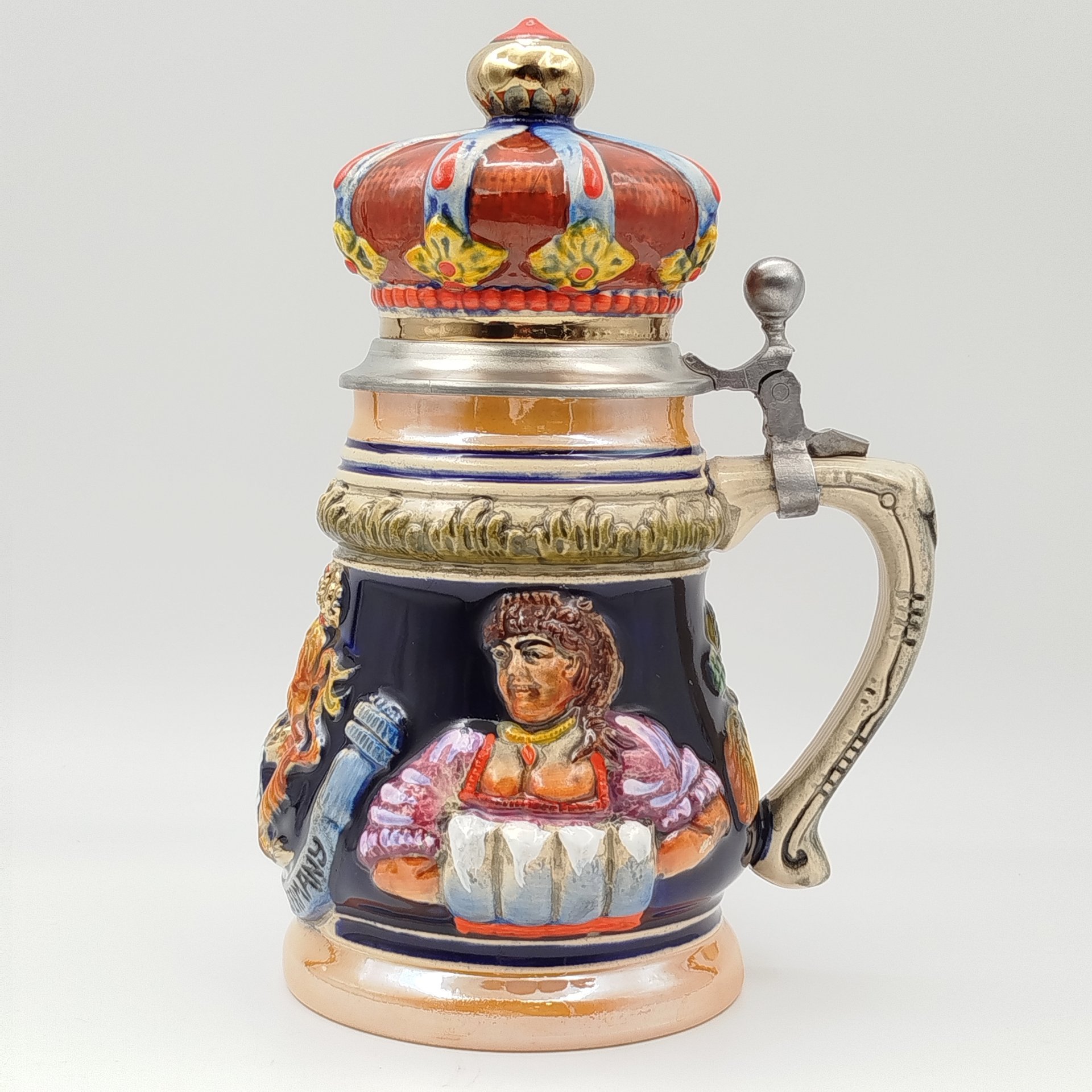 Кружка пивная с фигурной крышкой в виде короны и рельефным декором в виде посетителей таверны, фаянс, роспись, сплав металлов, ФРГ, 1970-1990 гг.