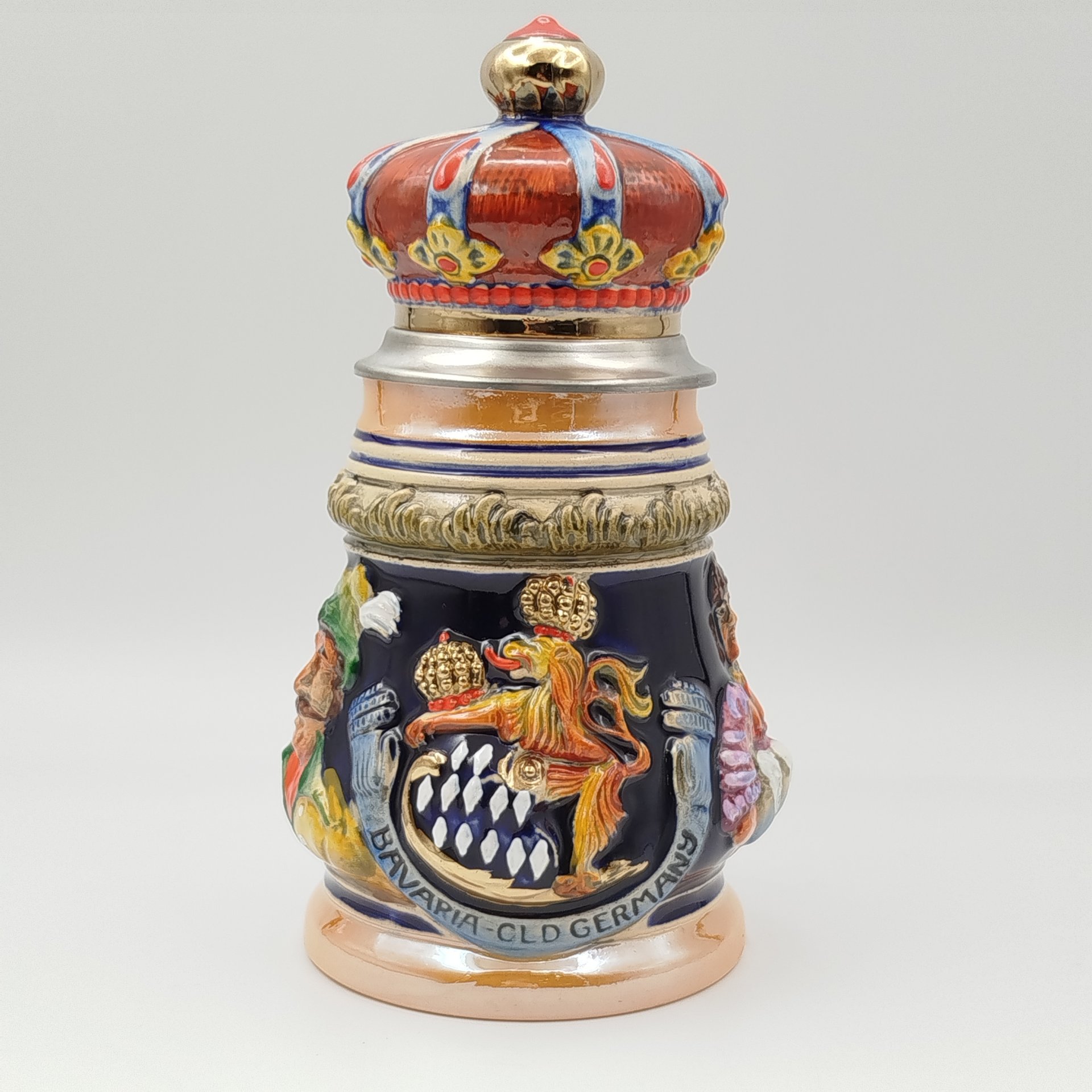 Кружка пивная с фигурной крышкой в виде короны и рельефным декором в виде посетителей таверны, фаянс, роспись, сплав металлов, ФРГ, 1970-1990 гг.