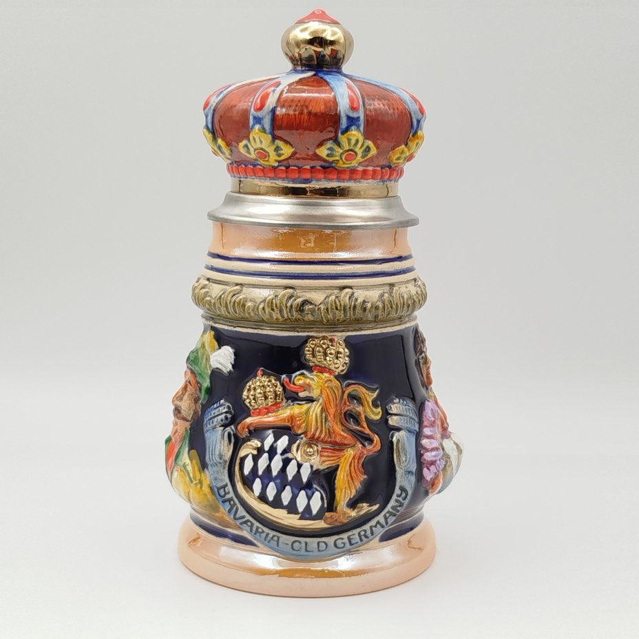 Кружка пивная с фигурной крышкой в виде короны и рельефным декором в виде посетителей таверны