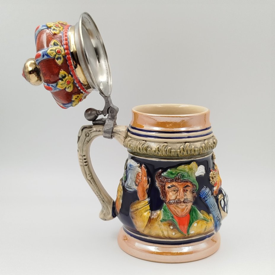 Кружка пивная с фигурной крышкой в виде короны и рельефным декором в виде посетителей таверны