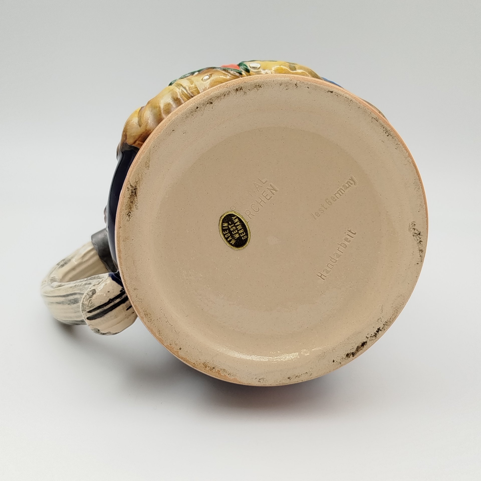 Кружка пивная с фигурной крышкой в виде короны и рельефным декором в виде посетителей таверны, фаянс, роспись, сплав металлов, ФРГ, 1970-1990 гг.