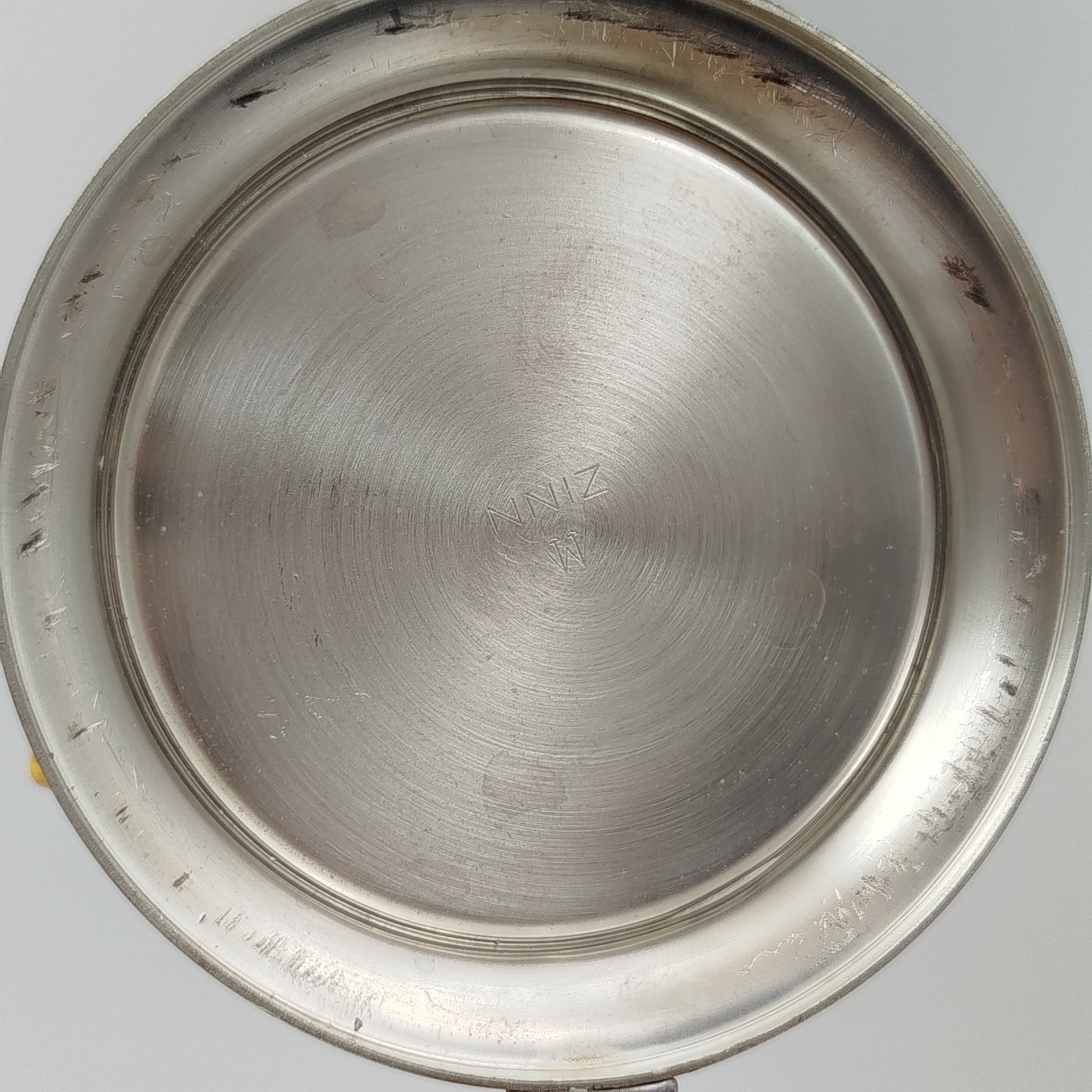 Кружка пивная с фигурной крышкой в виде короны и рельефным декором в виде посетителей таверны, фаянс, роспись, сплав металлов, ФРГ, 1970-1990 гг.