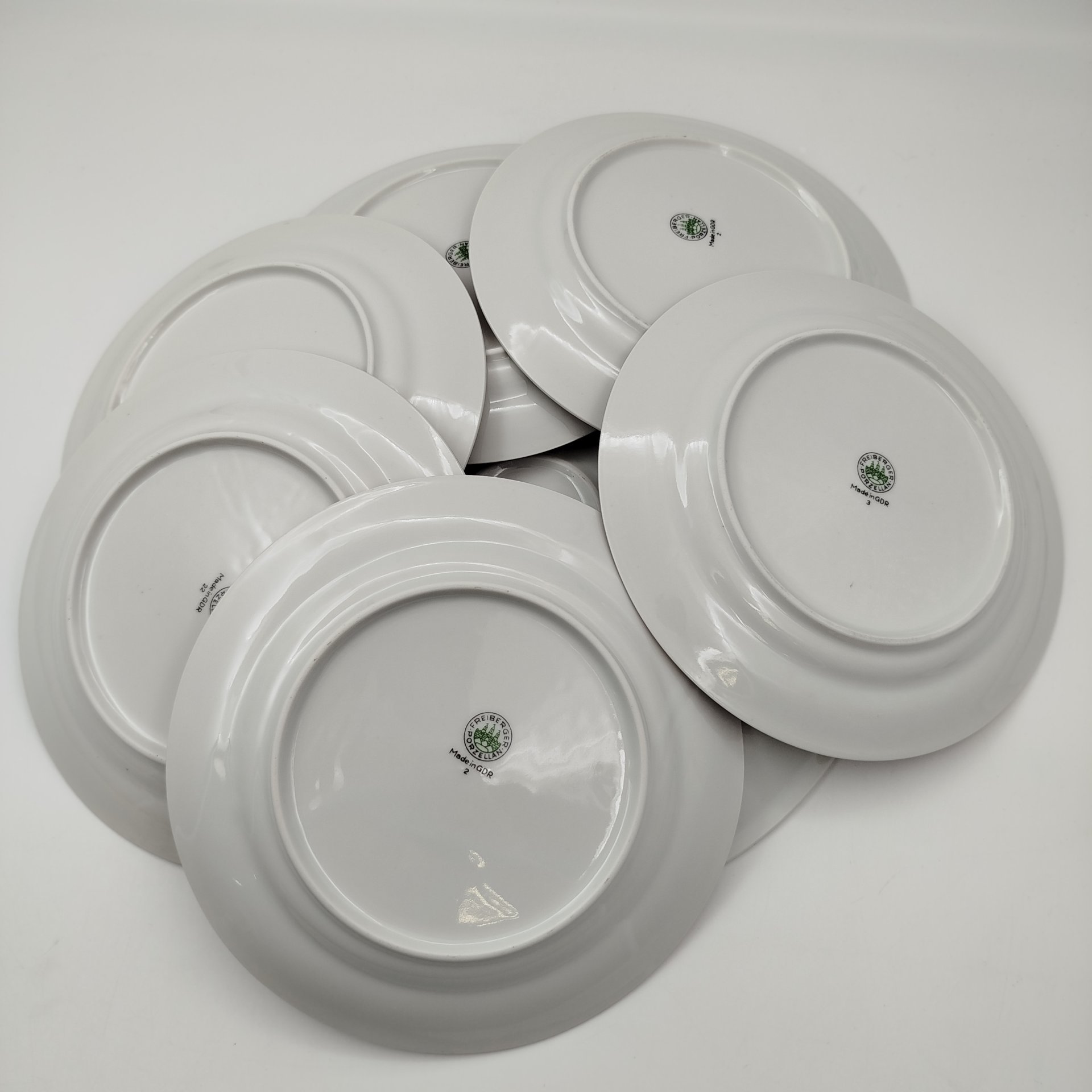 Набор из 6-ти десертных тарелок и блюда, украшенных цветочным декором, фарфор, деколь, золочение, Freiberger Porzellan, ГДР, 1970-1990 гг.