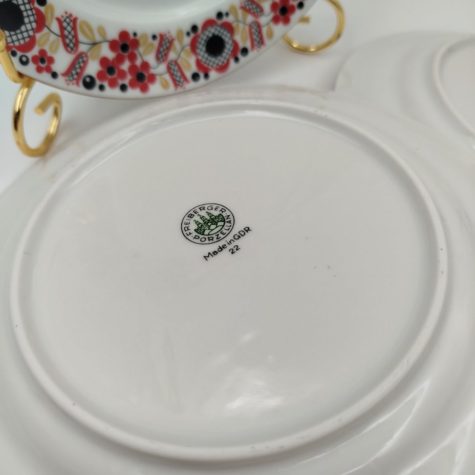 Набор из 6-ти десертных тарелок и блюда, украшенных цветочным декором, фарфор, деколь, золочение, Freiberger Porzellan, ГДР, 1970-1990 гг.