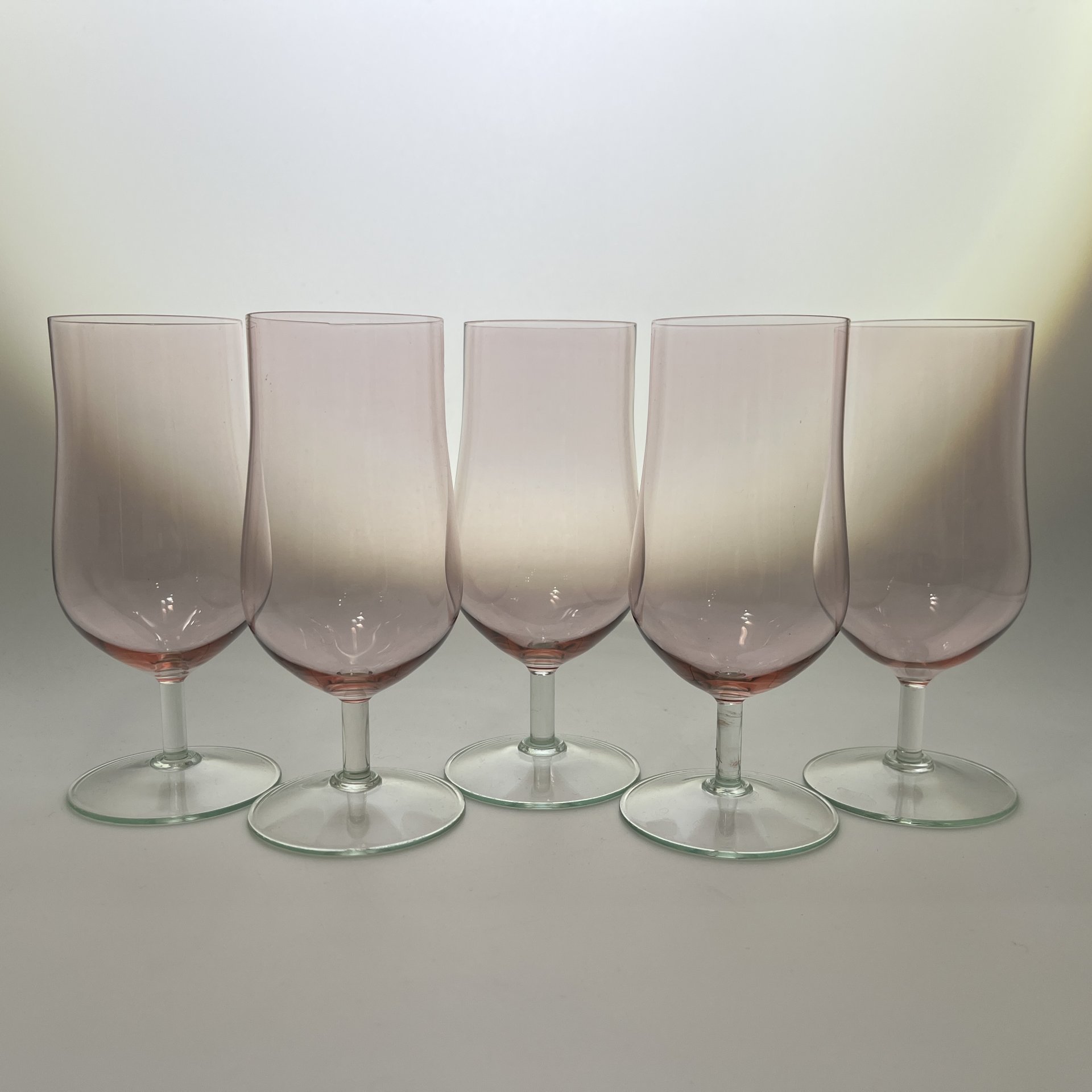 Набор бокалов для коктейлей розового цвета на 5 персон, стекло, люстр, Калининский стекольный завод «Тверис», СССР, 1970-1990 гг.