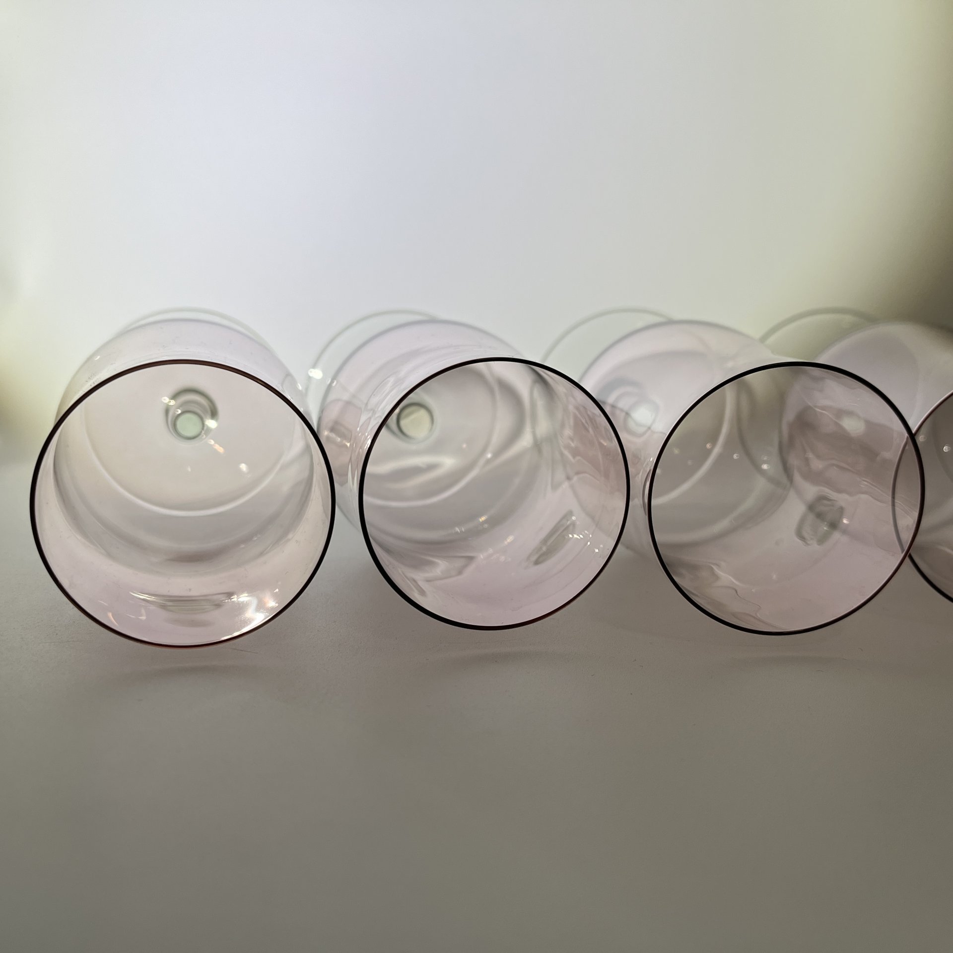 Набор бокалов для коктейлей розового цвета на 5 персон, стекло, люстр, Калининский стекольный завод «Тверис», СССР, 1970-1990 гг.