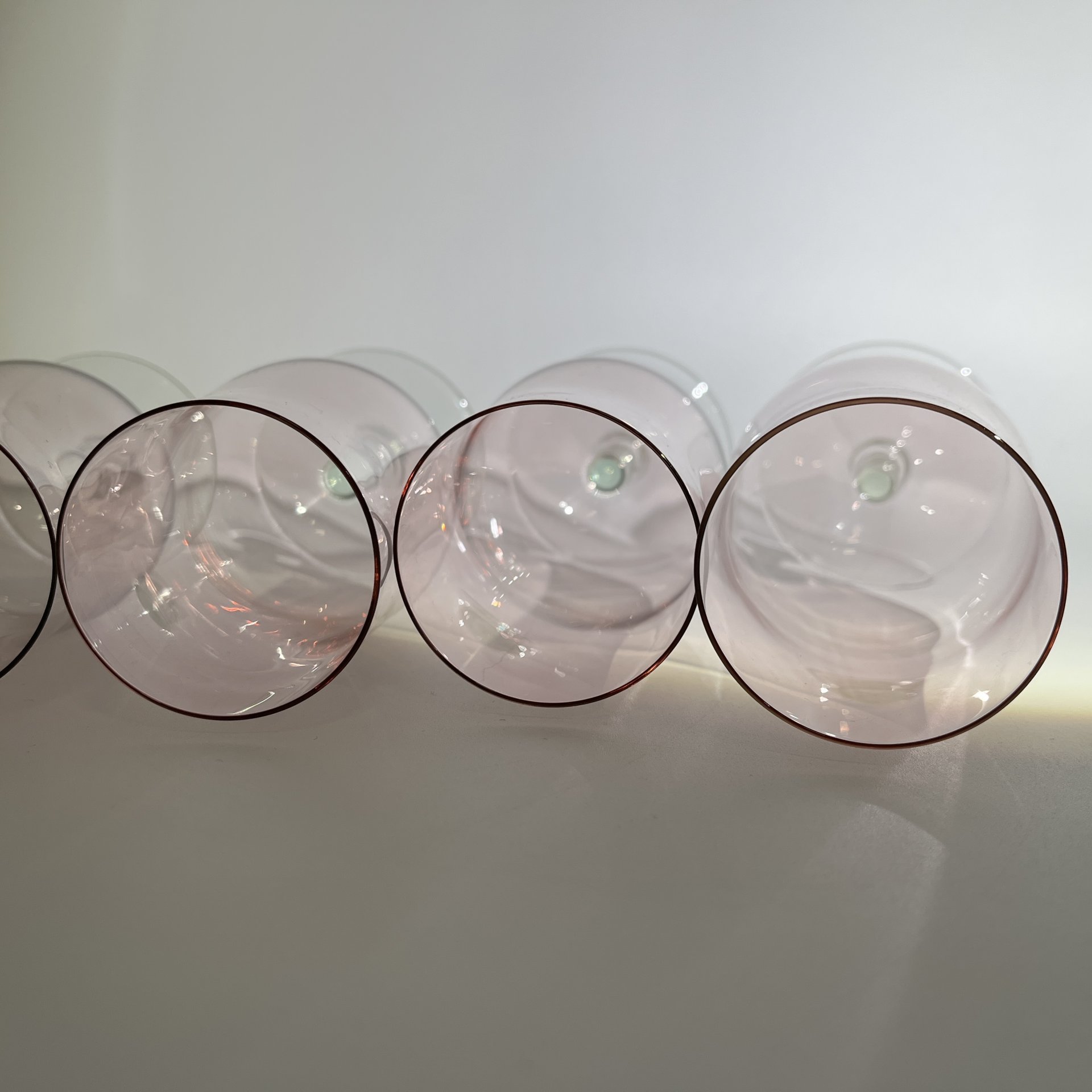 Набор бокалов для коктейлей розового цвета на 5 персон, стекло, люстр, Калининский стекольный завод «Тверис», СССР, 1970-1990 гг.