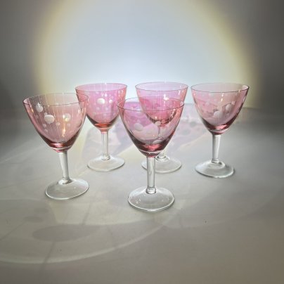 Набор из пяти рюмок марганцевого оттенка с декором в вертикальную полоску и в горошек, цветное стекло, алмазная грань, СССР, 1960-1990 гг.