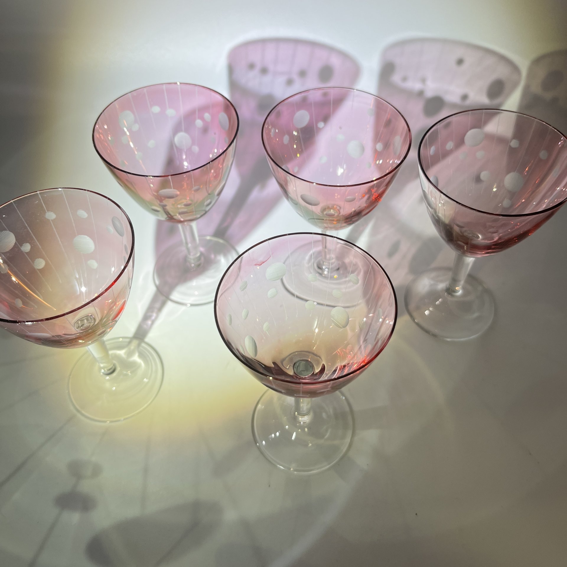 Набор из пяти рюмок марганцевого оттенка с декором в вертикальную полоску и в горошек, цветное стекло, алмазная грань, СССР, 1960-1990 гг.