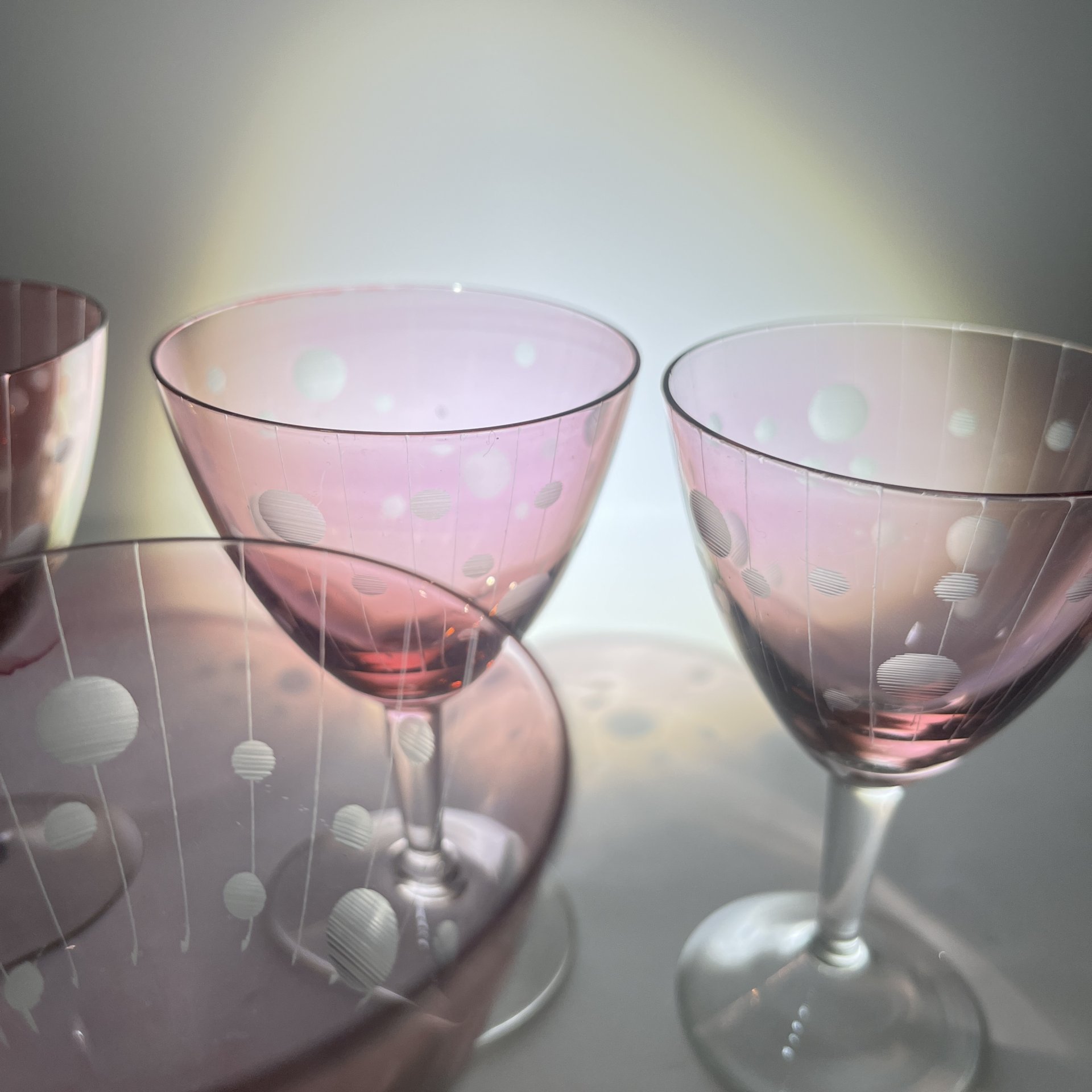 Набор из пяти рюмок марганцевого оттенка с декором в вертикальную полоску и в горошек, цветное стекло, алмазная грань, СССР, 1960-1990 гг.