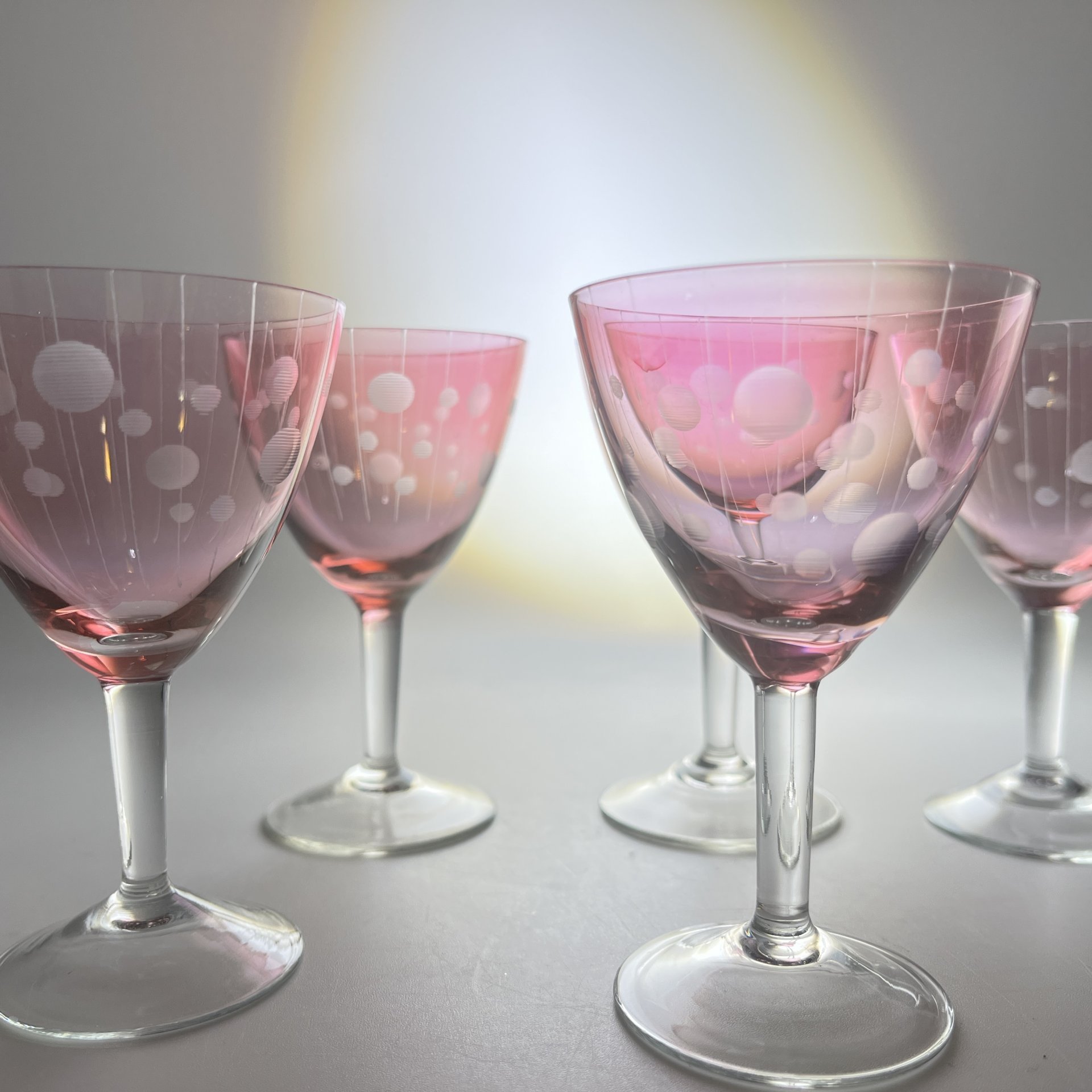 Набор из пяти рюмок марганцевого оттенка с декором в вертикальную полоску и в горошек, цветное стекло, алмазная грань, СССР, 1960-1990 гг.