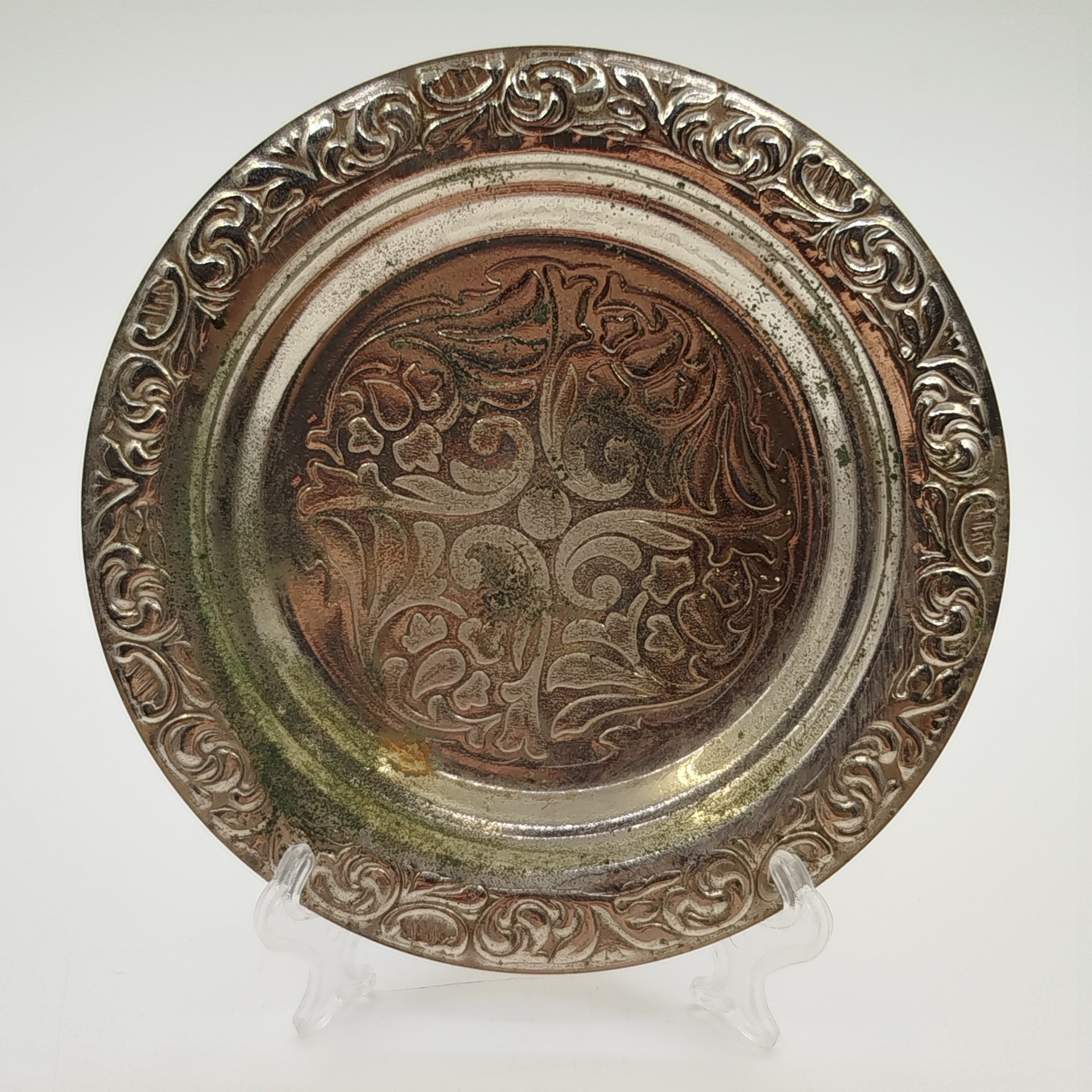 Блюдце с растительным декором